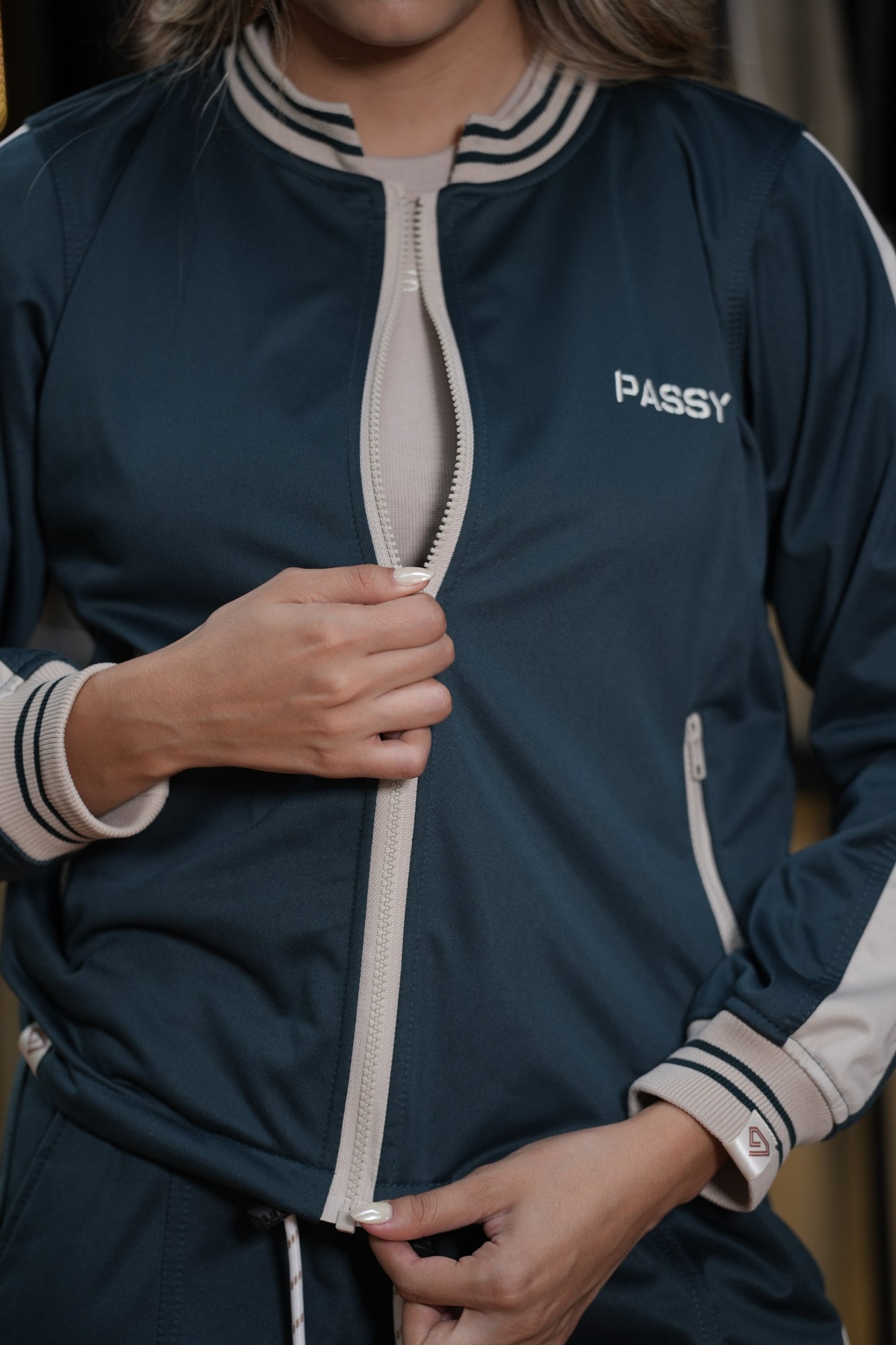 SET DE CHAQUETA Y JOGGER PARA MUJER COLOR ESMERALDA