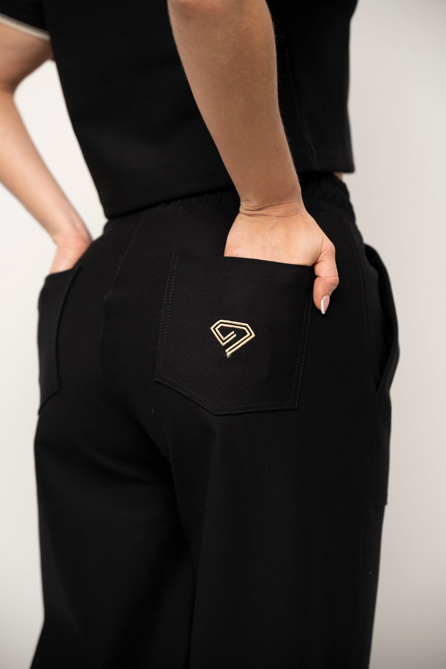 SET DE CAMISETA Y SUDADERA PARA MUJER COLOR NEGRO