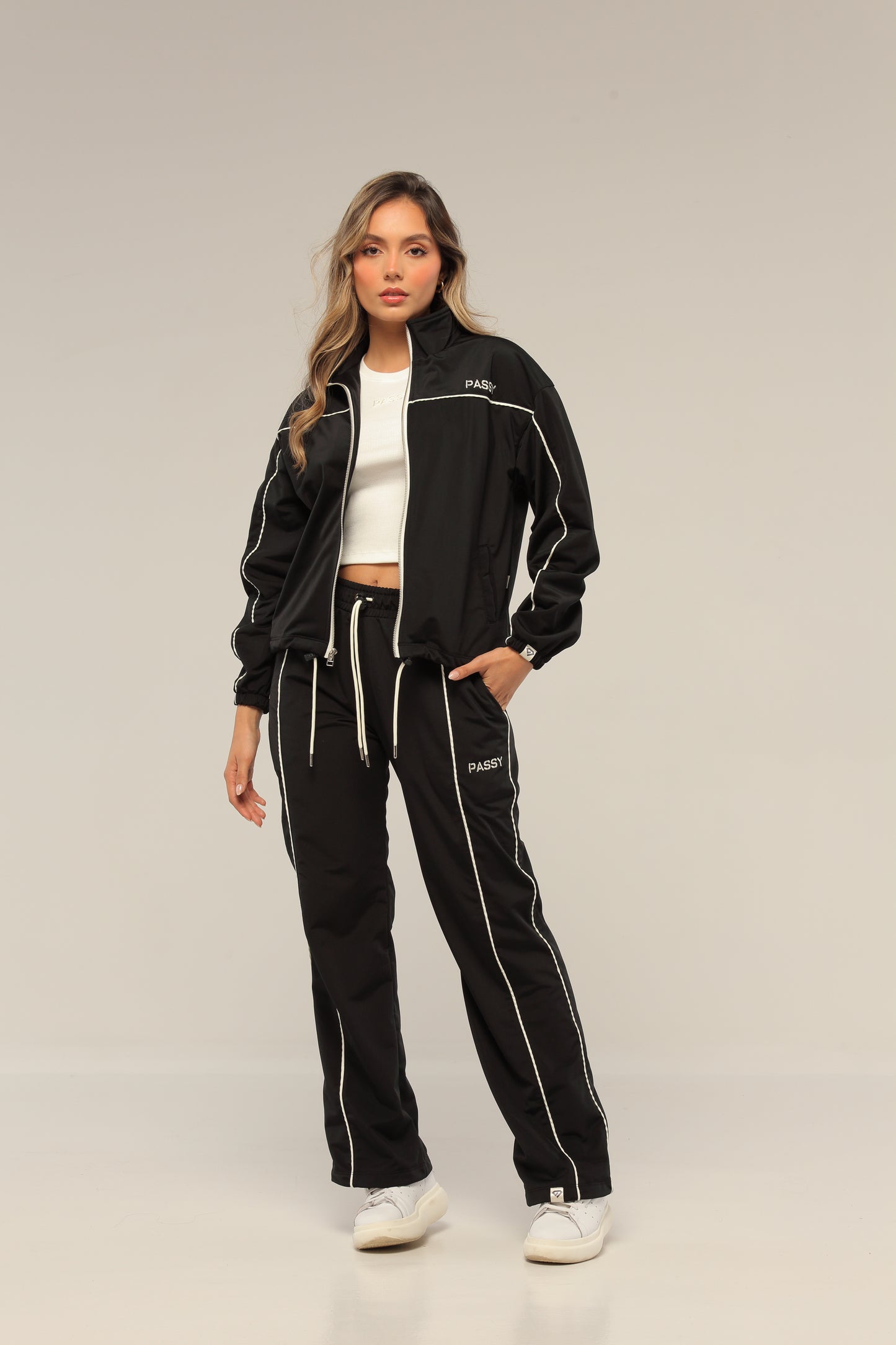 SET NEGRO PARA MUJER DE BUZO Y SUDADERA BOTA RECTA