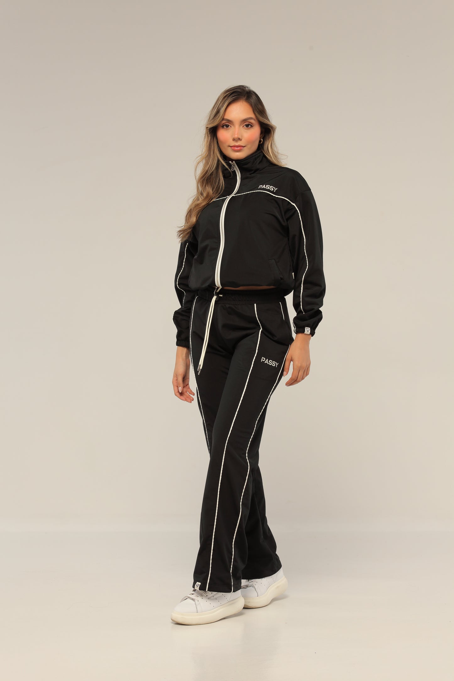 SET NEGRO PARA MUJER DE BUZO Y SUDADERA BOTA RECTA