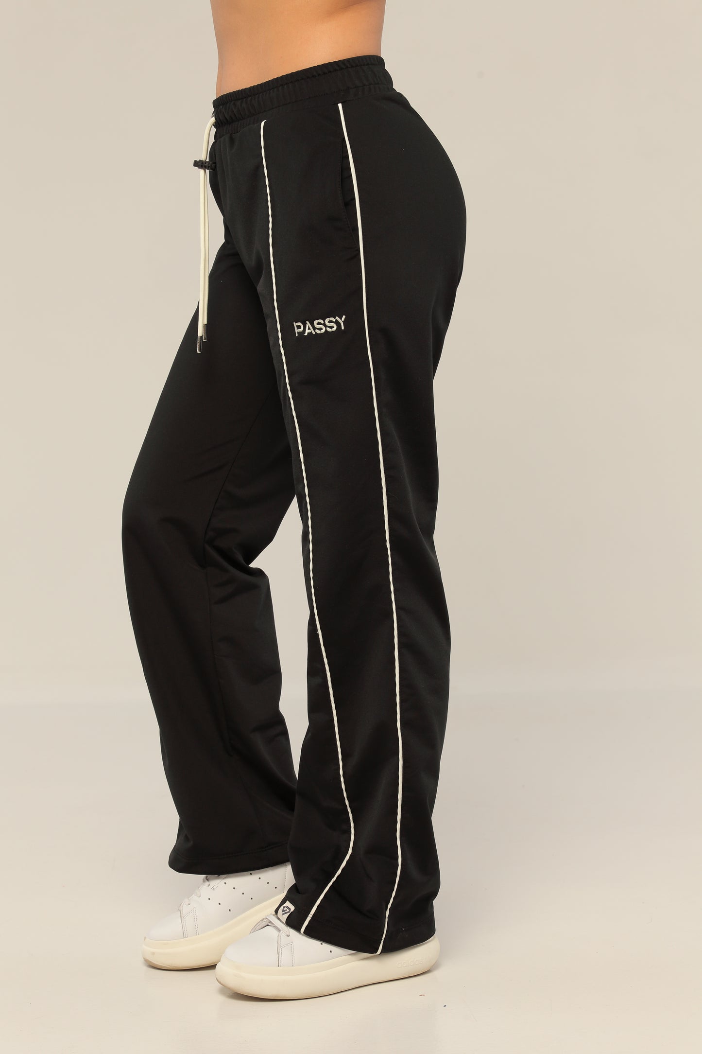 SET NEGRO PARA MUJER DE BUZO Y SUDADERA BOTA RECTA