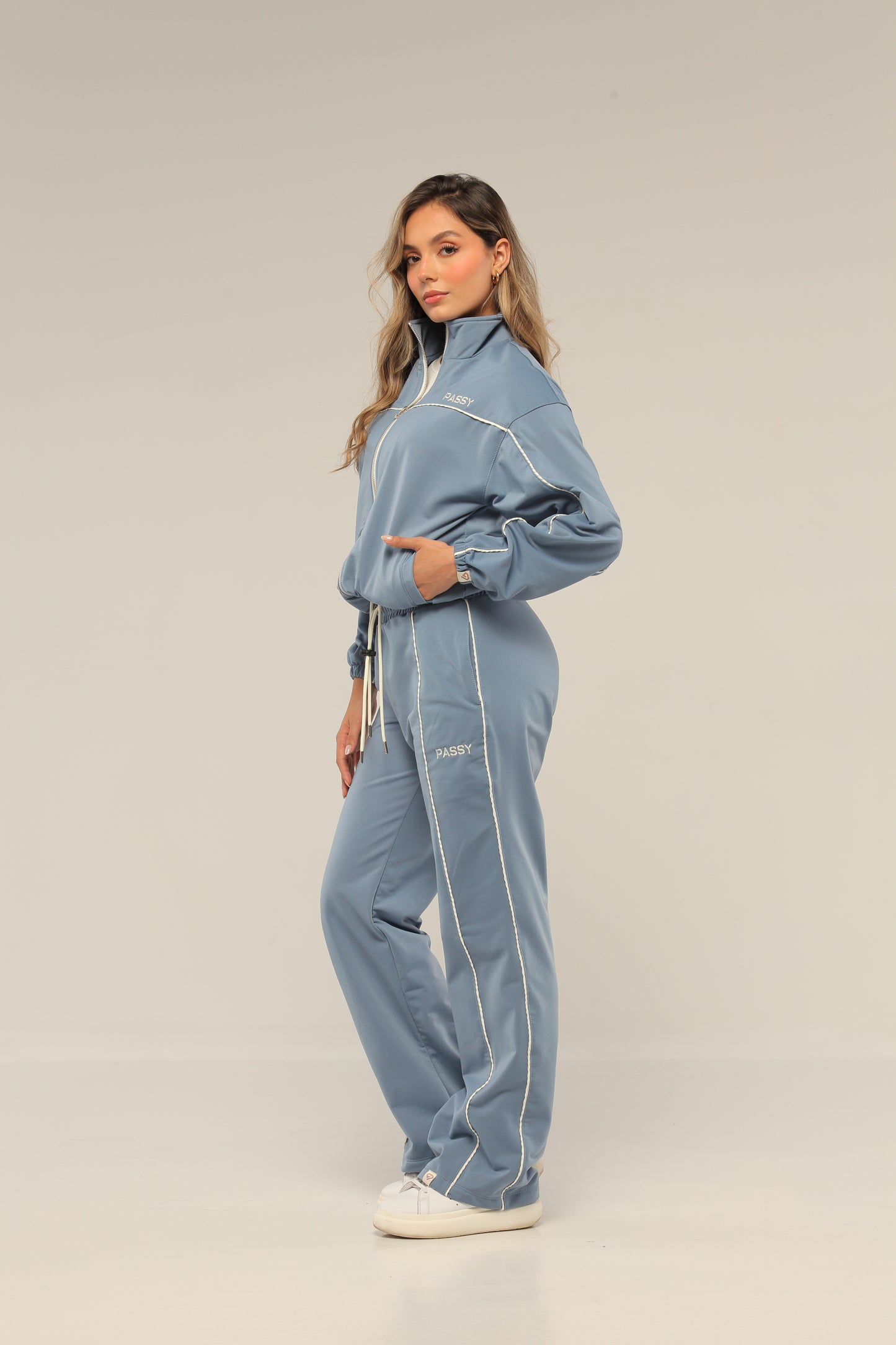 SET COLOR AZUL PARA MUJER DE BUZO Y SUDADERA BOTA RECTA