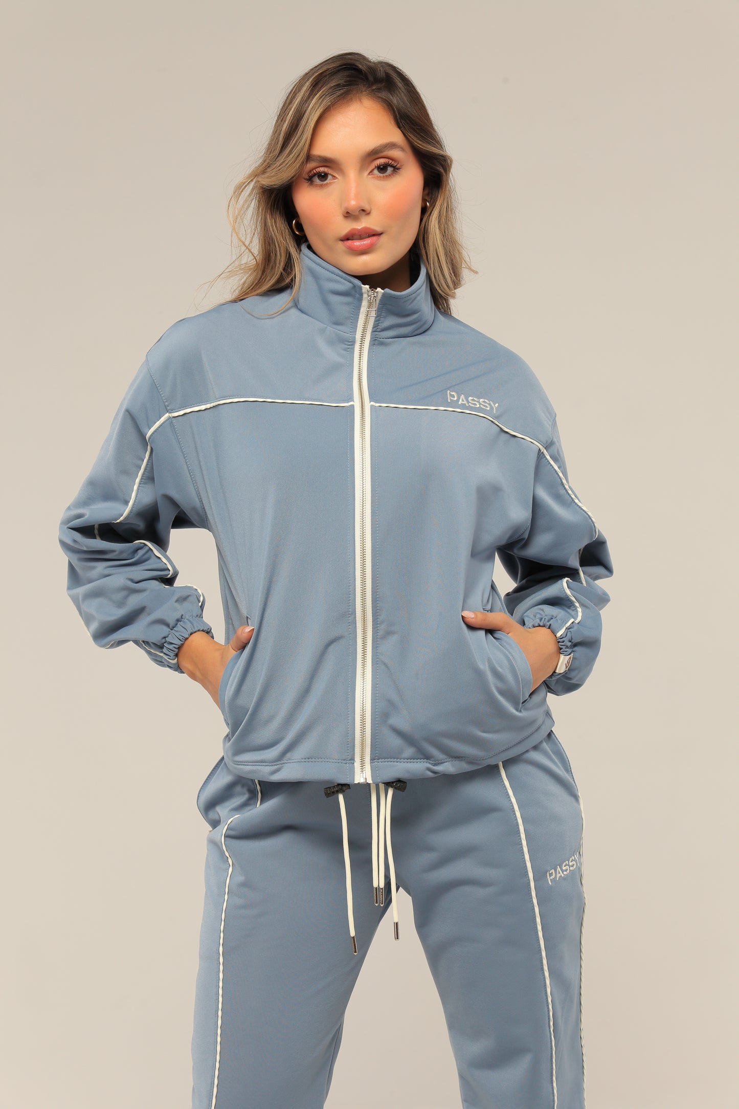 SET COLOR AZUL PARA MUJER DE BUZO Y SUDADERA BOTA RECTA