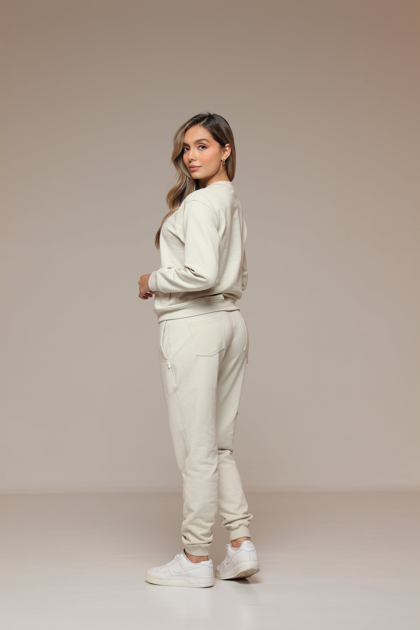 SET DE BUZO Y JOGGER PARA MUJER COLOR ARENA