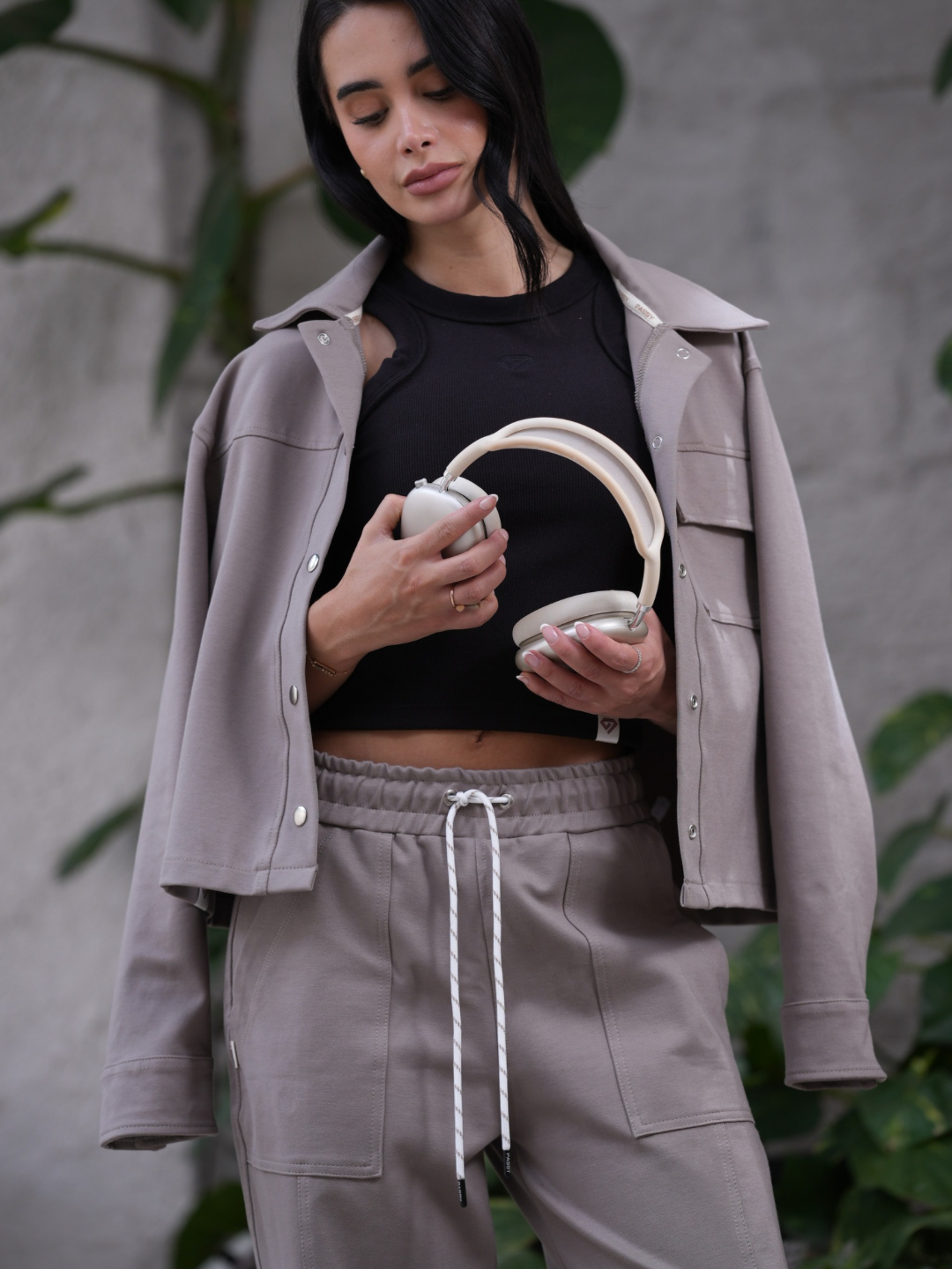 Set Aura de Chaqueta y Sudadera Arena Oscuro