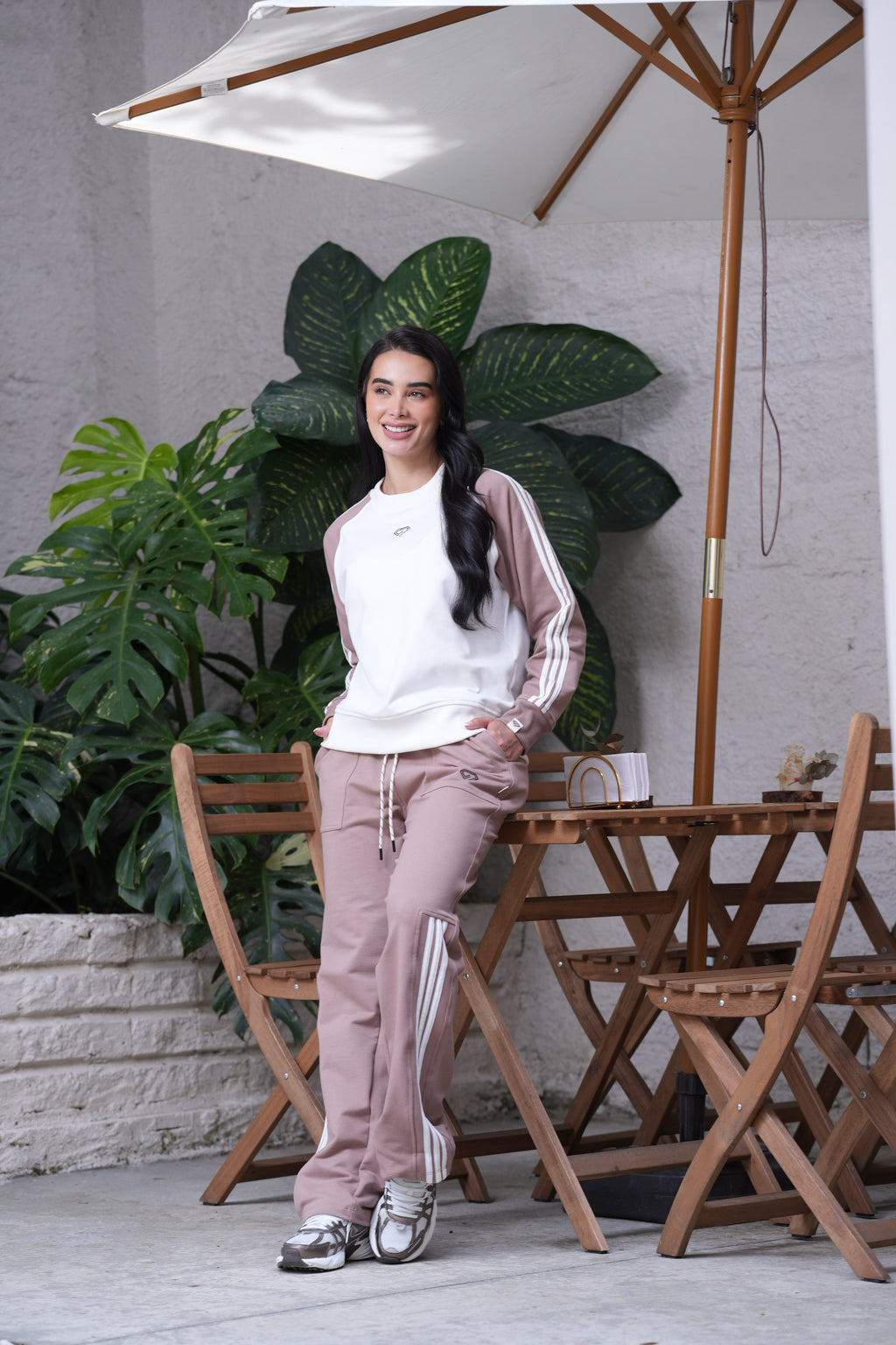 Set Origen Taupe De Buzo Cuello Redondo y Sudadera Bota Recta