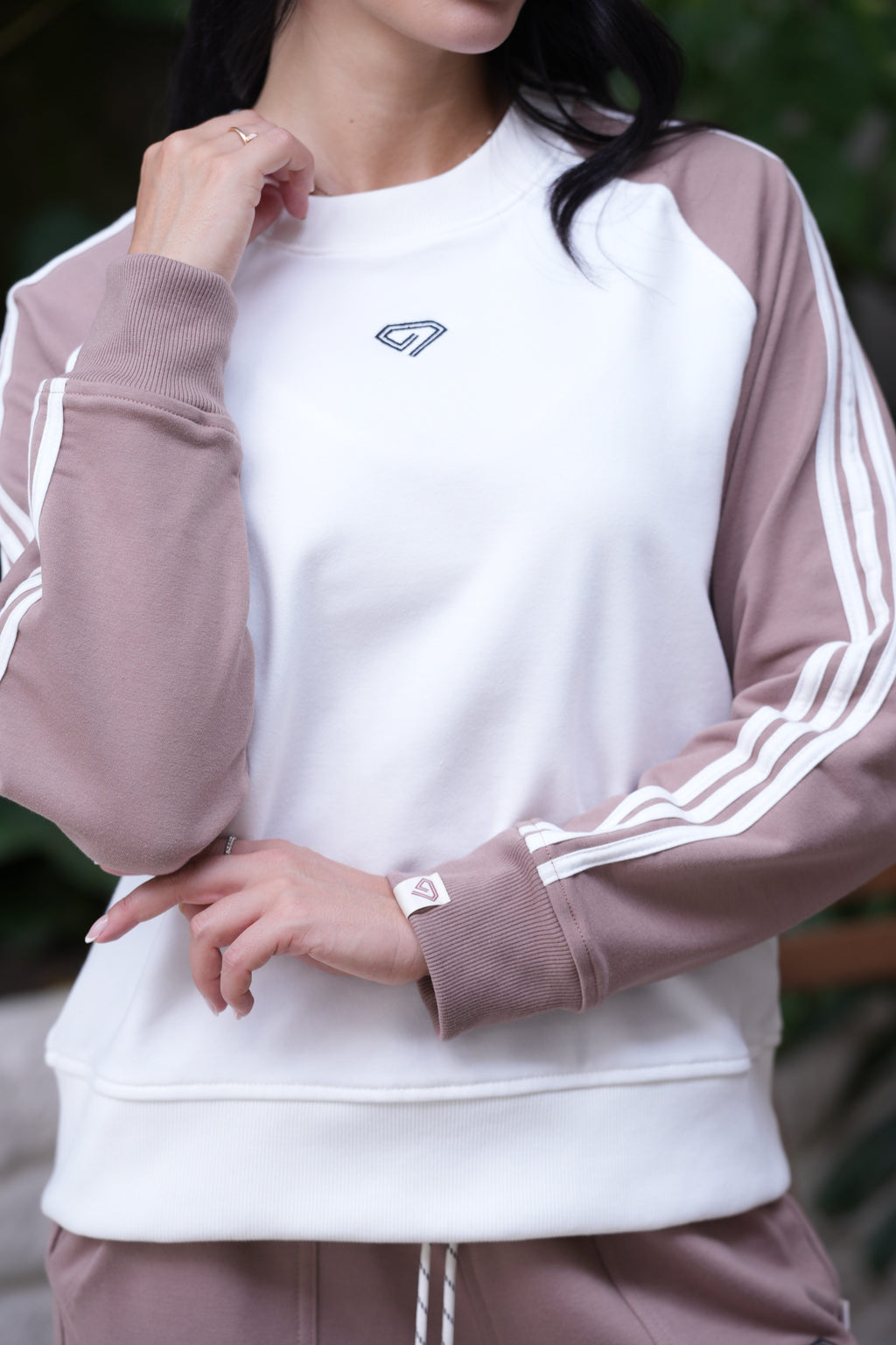 Set Origen Taupe De Buzo Cuello Redondo y Sudadera Bota Recta