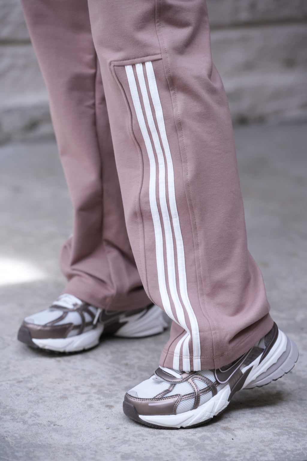 Set Origen Taupe De Buzo Cuello Redondo y Sudadera Bota Recta
