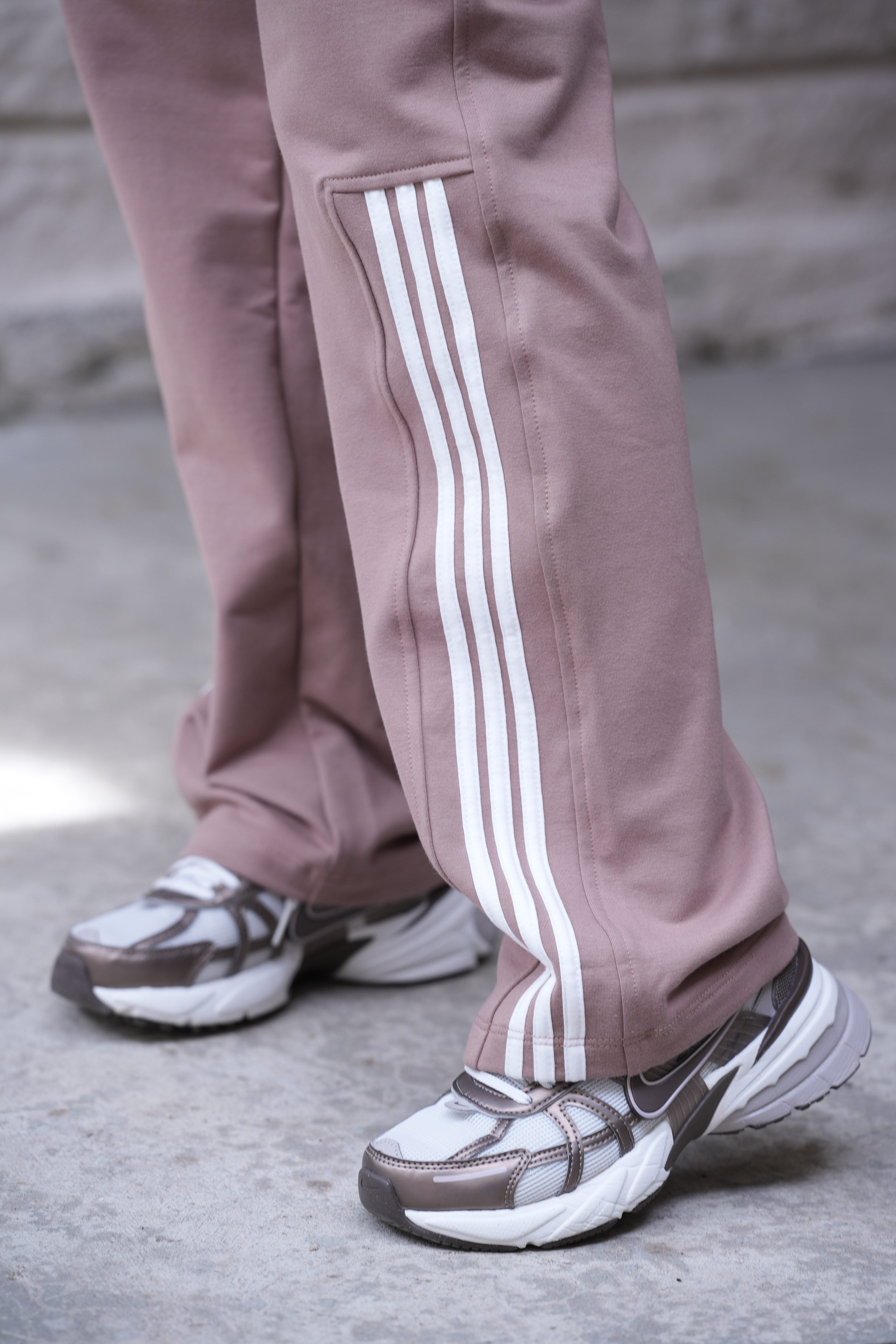 Set Origen Taupe De Buzo Cuello Redondo y Sudadera Bota Recta