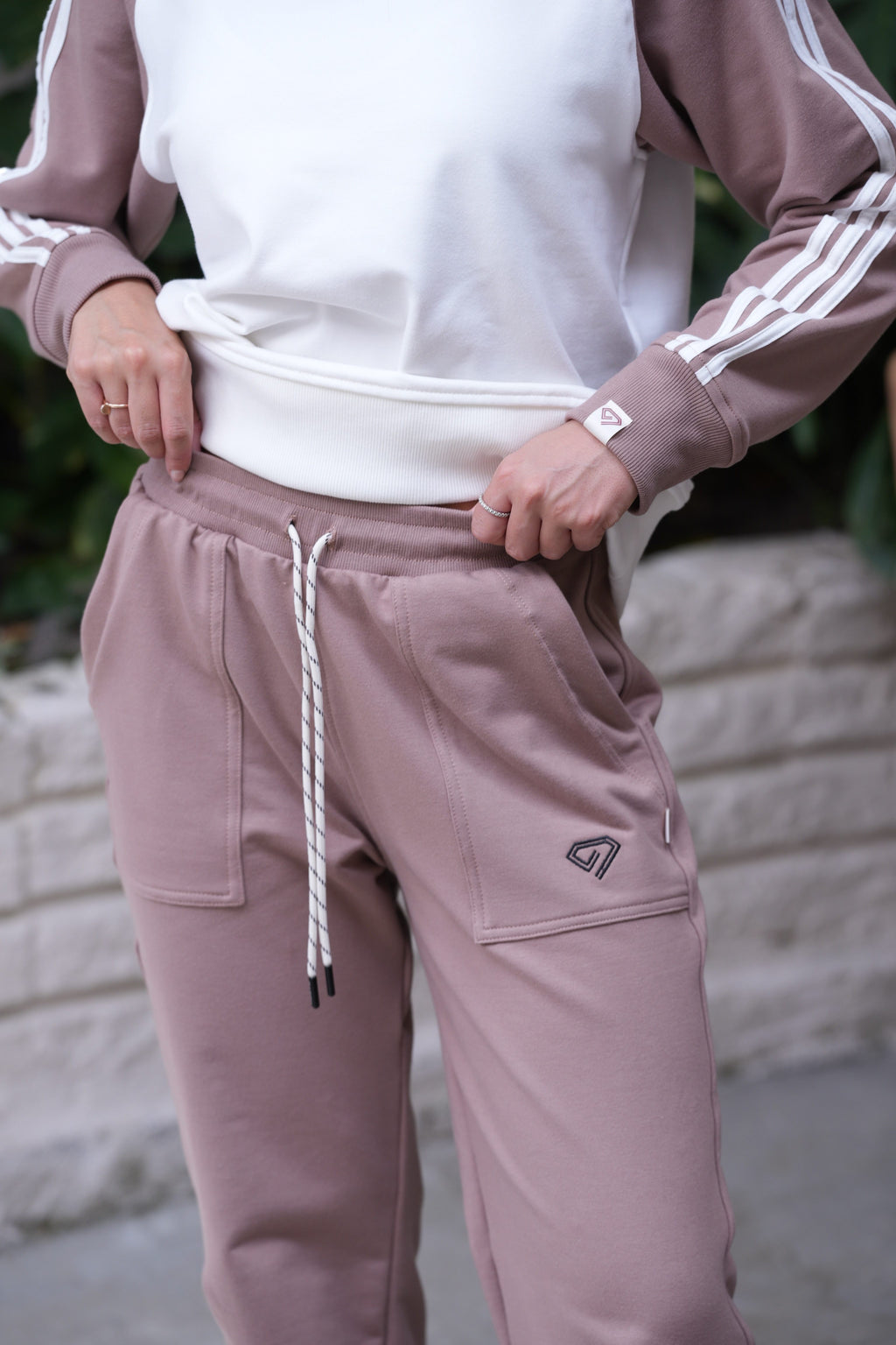 Set Origen Taupe De Buzo Cuello Redondo y Sudadera Bota Recta