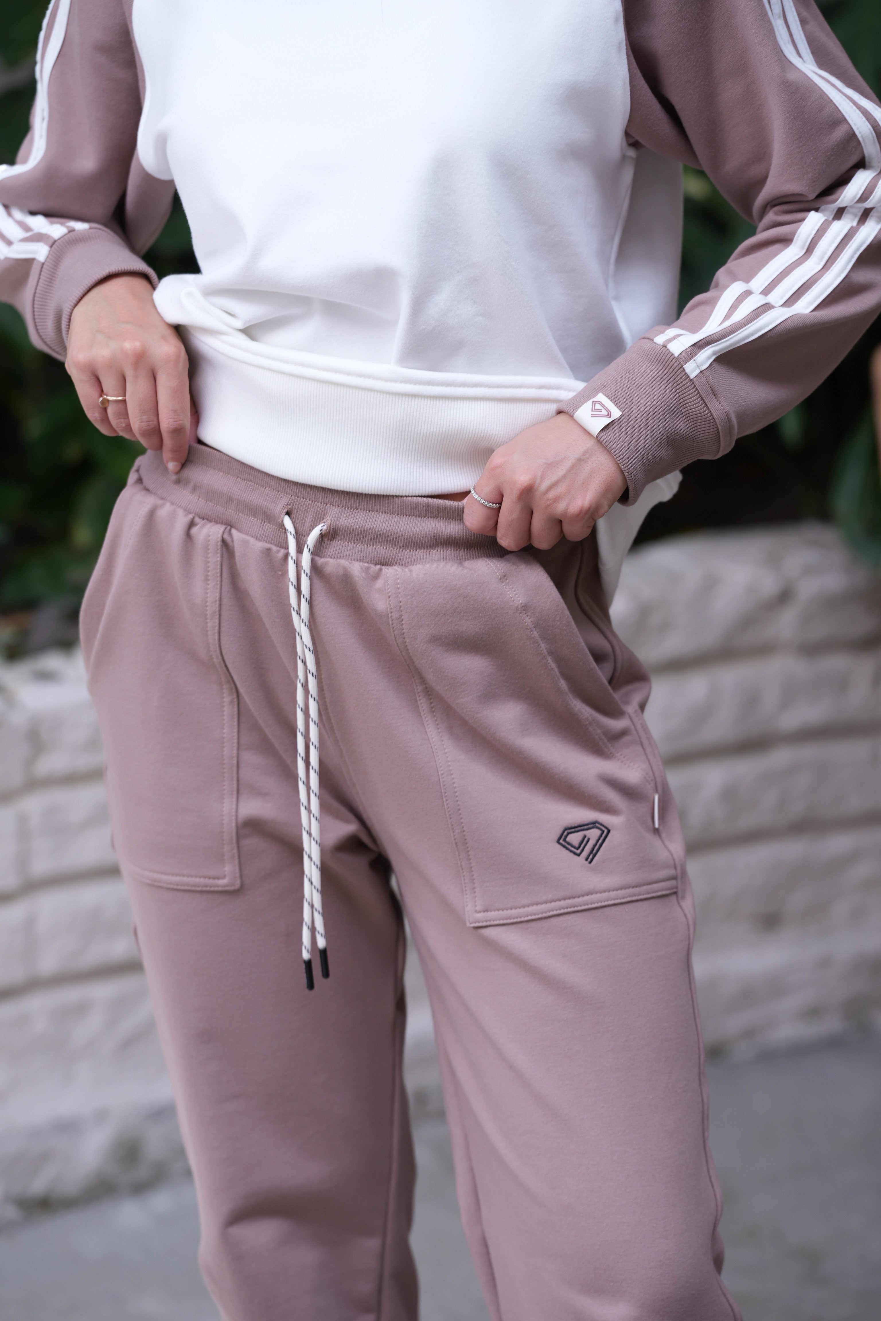 Set Origen Taupe De Buzo Cuello Redondo y Sudadera Bota Recta