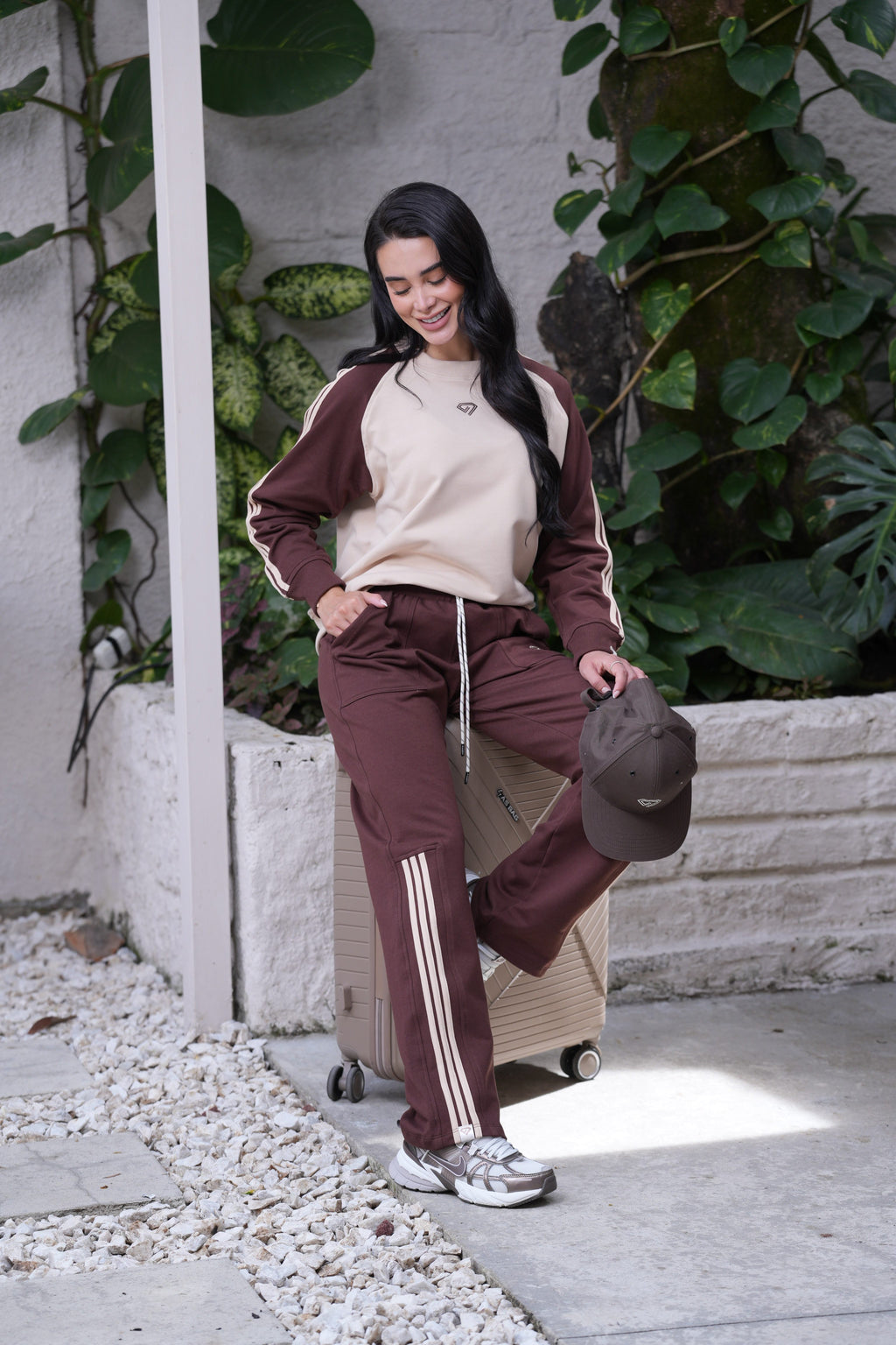 Set Origen Café De Buzo Cuello Redondo y Sudadera Bota Recta