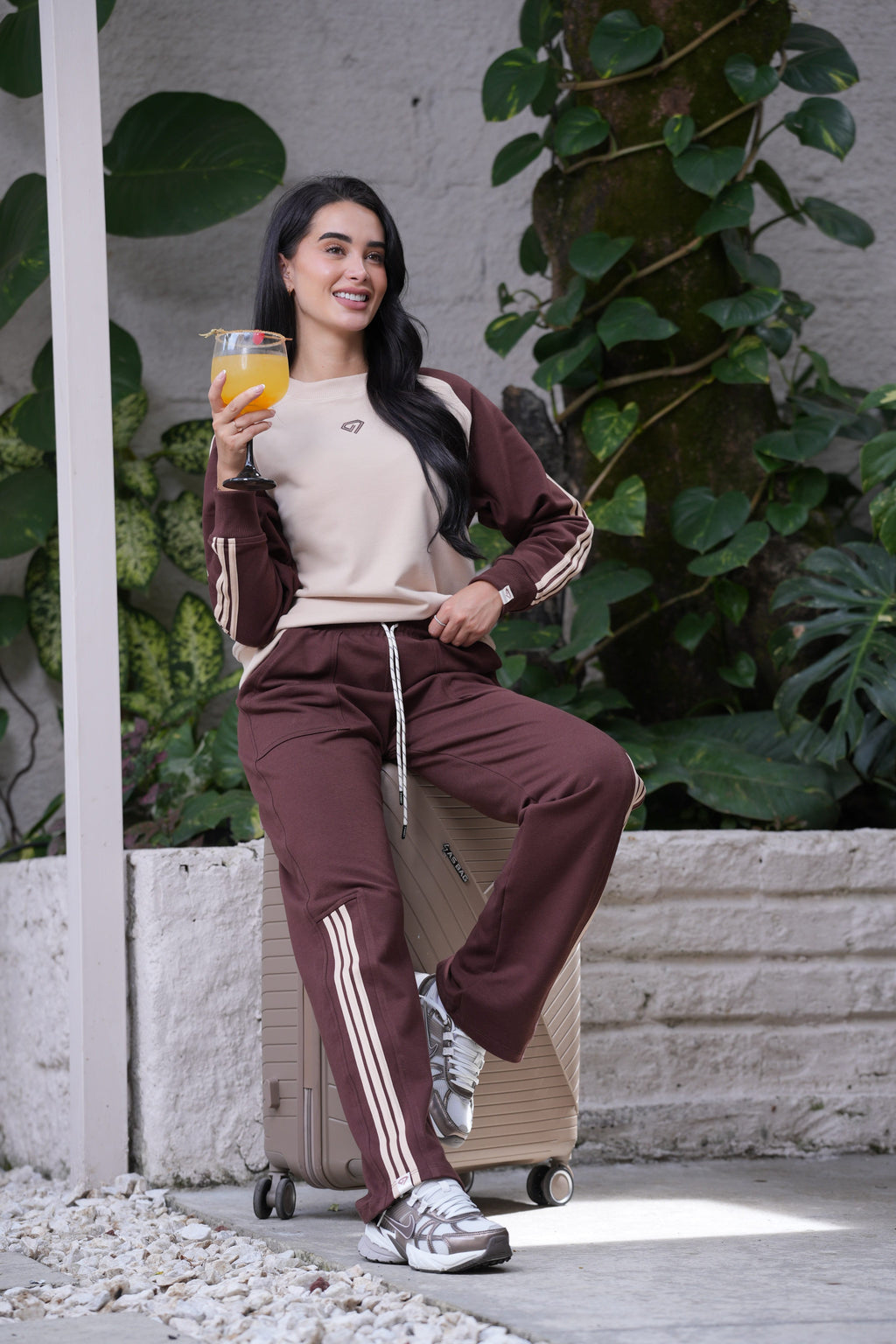 Set Origen Café De Buzo Cuello Redondo y Sudadera Bota Recta