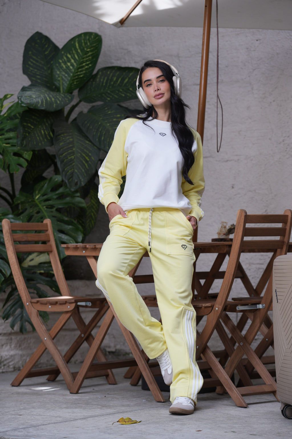 Set Origen Amarillo De Buzo Cuello Redondo y Sudadera Bota Recta