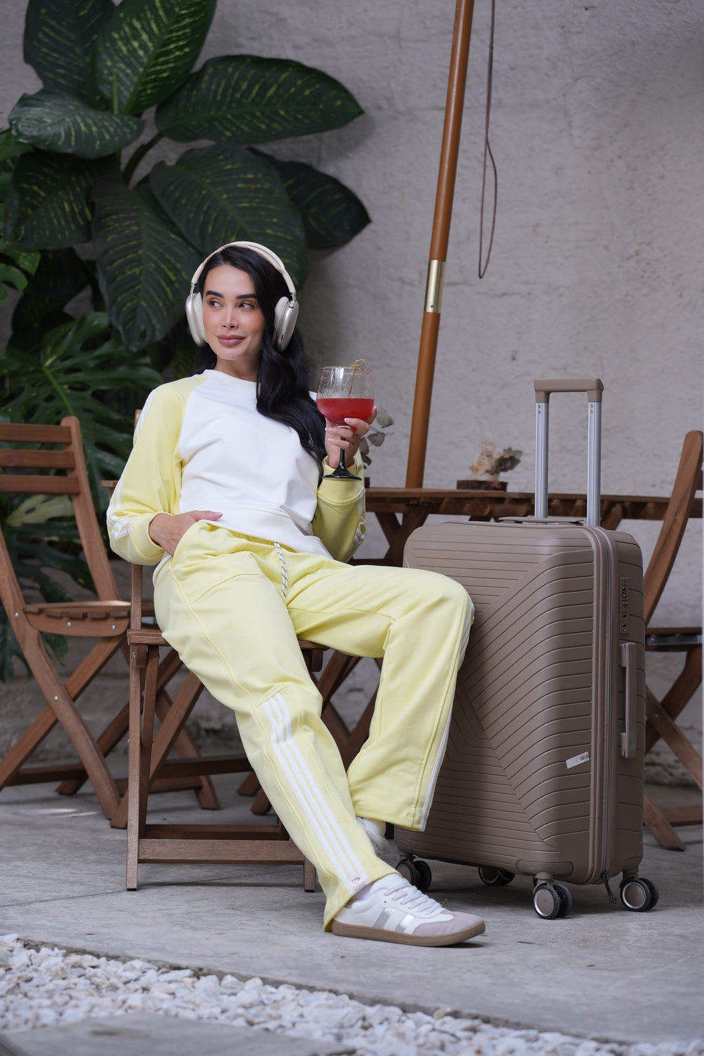 Set Origen Amarillo De Buzo Cuello Redondo y Sudadera Bota Recta