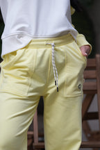 Set Origen Amarillo De Buzo Cuello Redondo y Sudadera Bota Recta