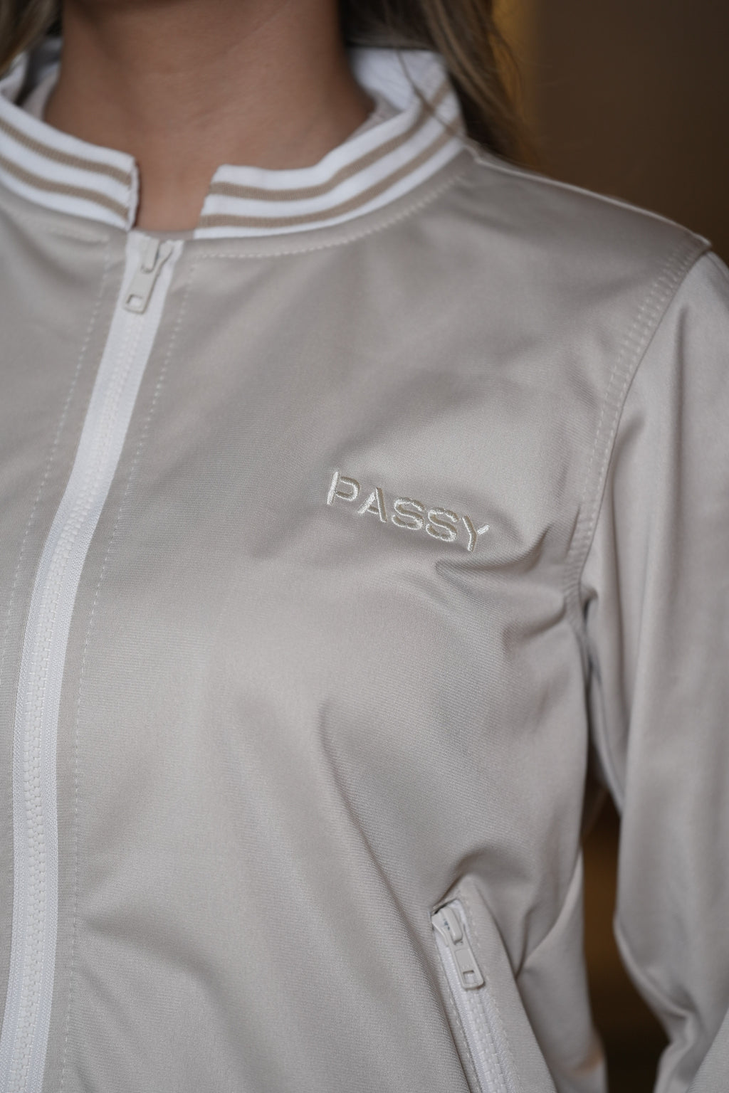 Chaqueta Con Cierre Color Camel