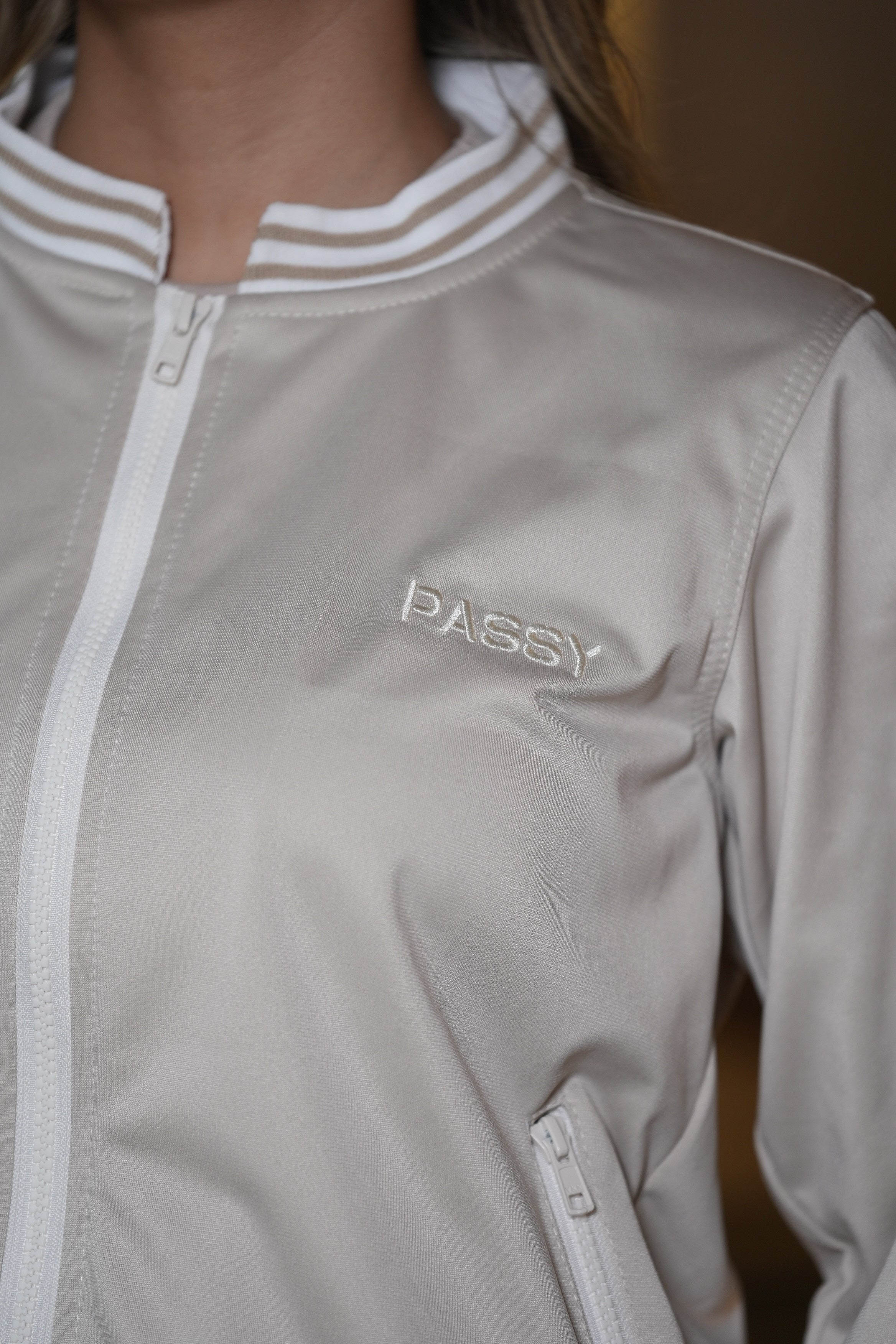 Chaqueta Con Cierre Color Camel