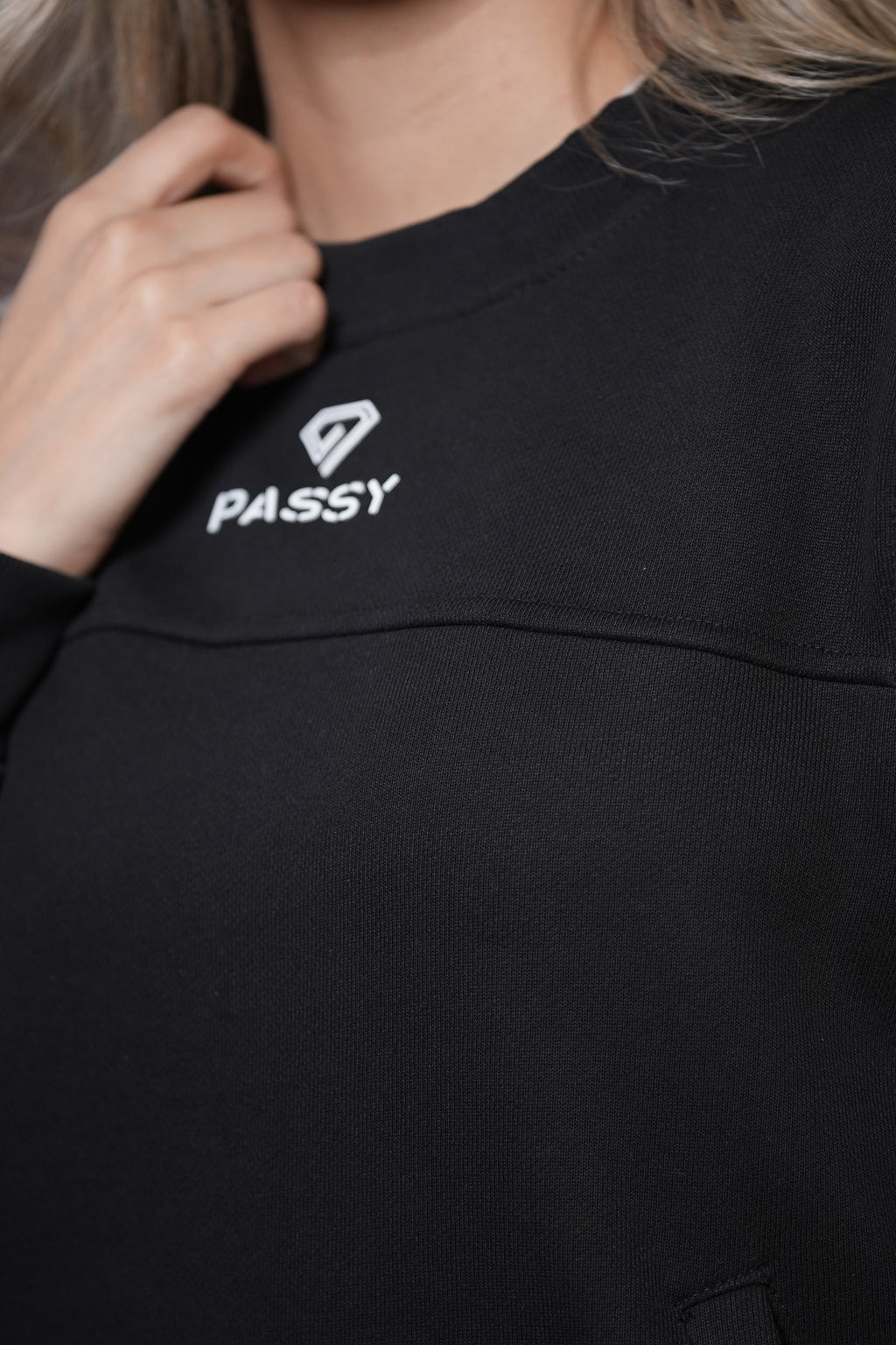 Buzo Cuello Redondo Color Negro