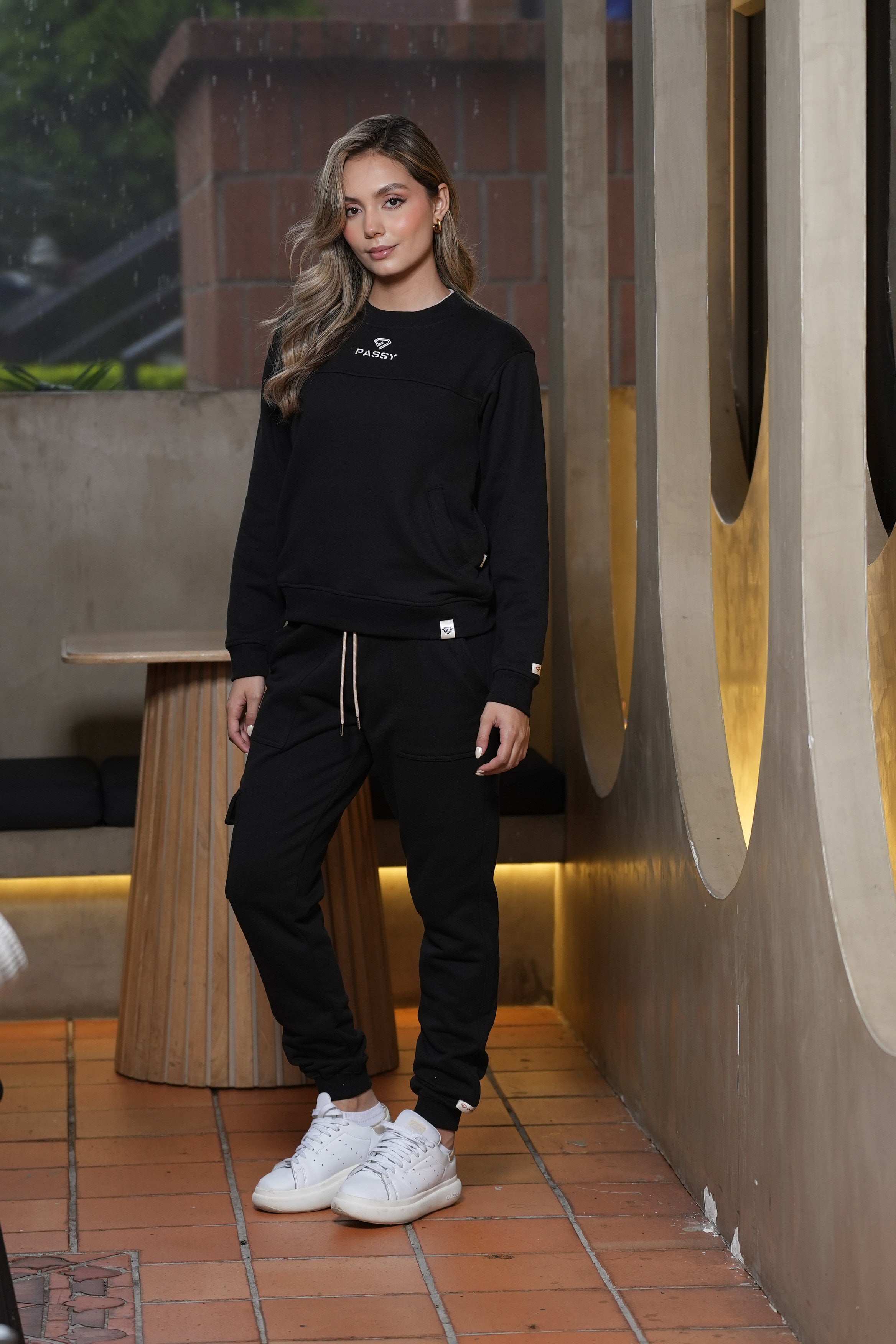 Buzo Cuello Redondo Color Negro