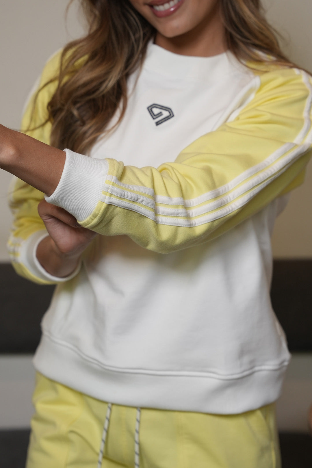 Set Áurea Amarillo De Buzo Cuello Redondo y Sudadera Bota Recta