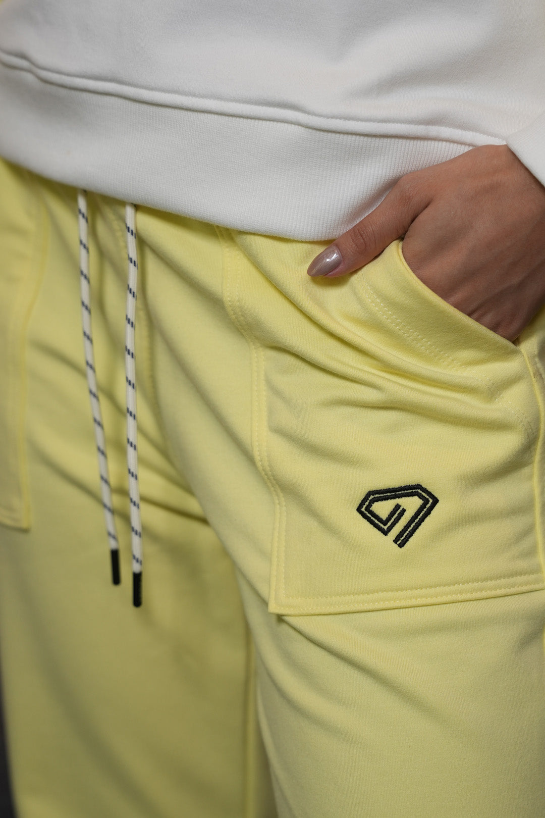 Set Áurea Amarillo De Buzo Cuello Redondo y Sudadera Bota Recta