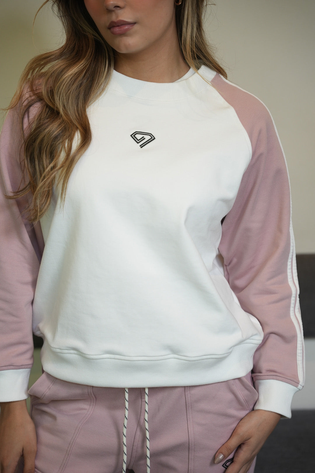 Set Amara Rosado De Buzo Cuello Redondo y Sudadera Bota Recta