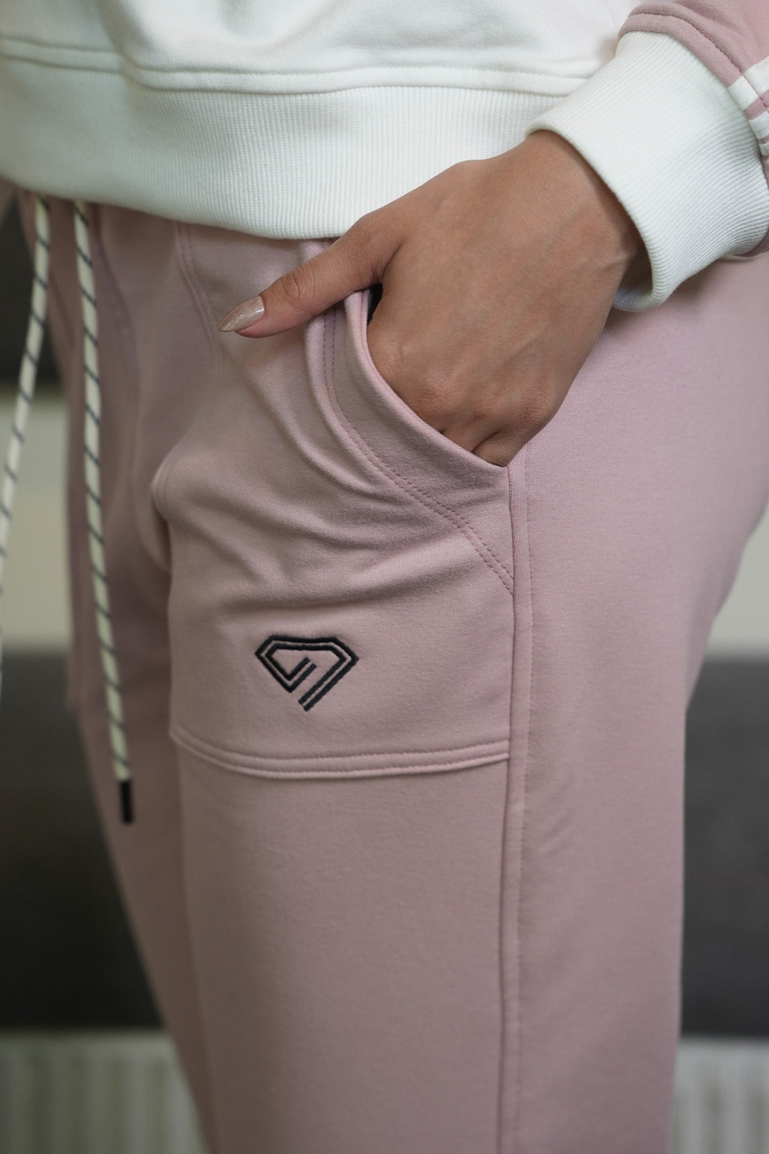 Set Amara Rosado De Buzo Cuello Redondo y Sudadera Bota Recta