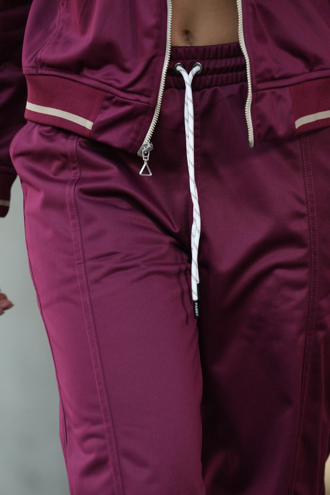 Set Carmesí Uva De Chaqueta y Sudadera Bota Recta