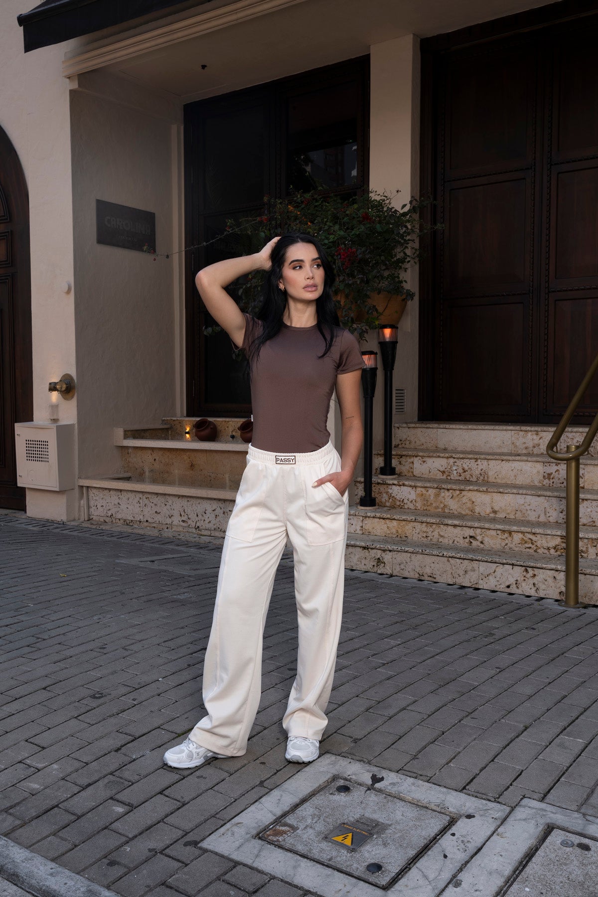 Set Italia De Body Café y Sudadera Bota Recta Marfil