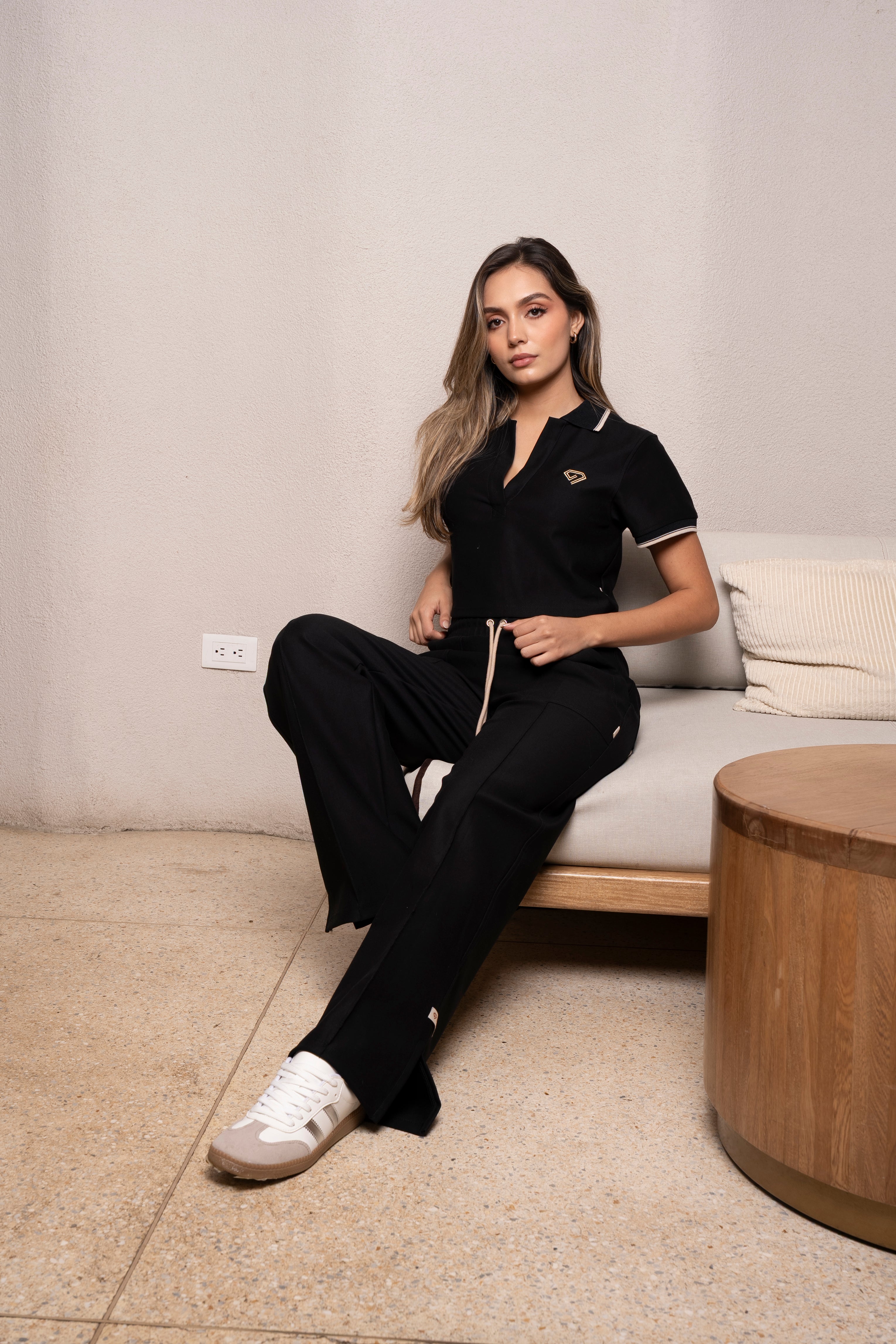 Set Negro De Camiseta Tipo Polo y Sudadera Bota Recta