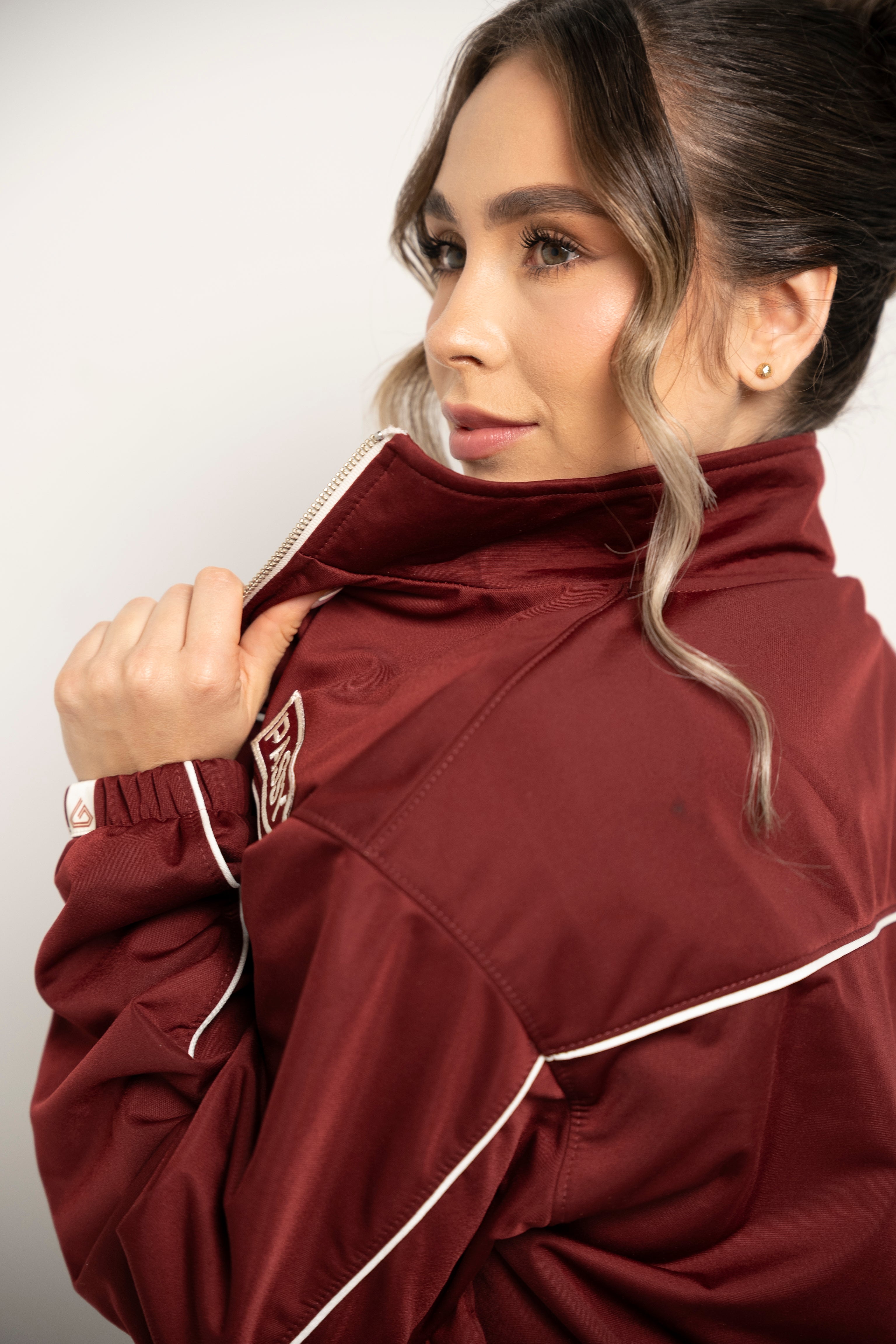 Chaqueta Con Cierre Color Vinotinto