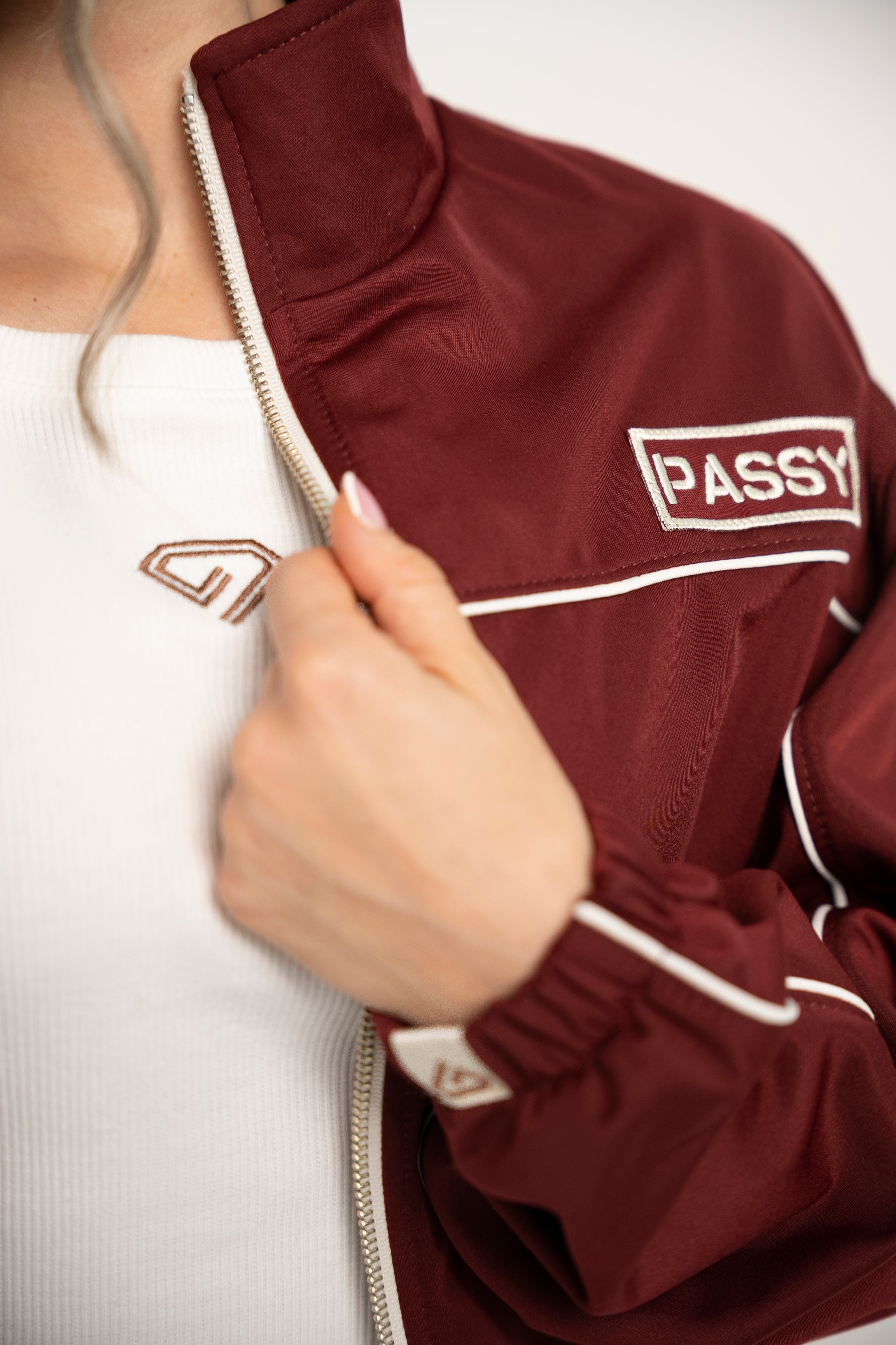 Chaqueta Con Cierre Color Vinotinto