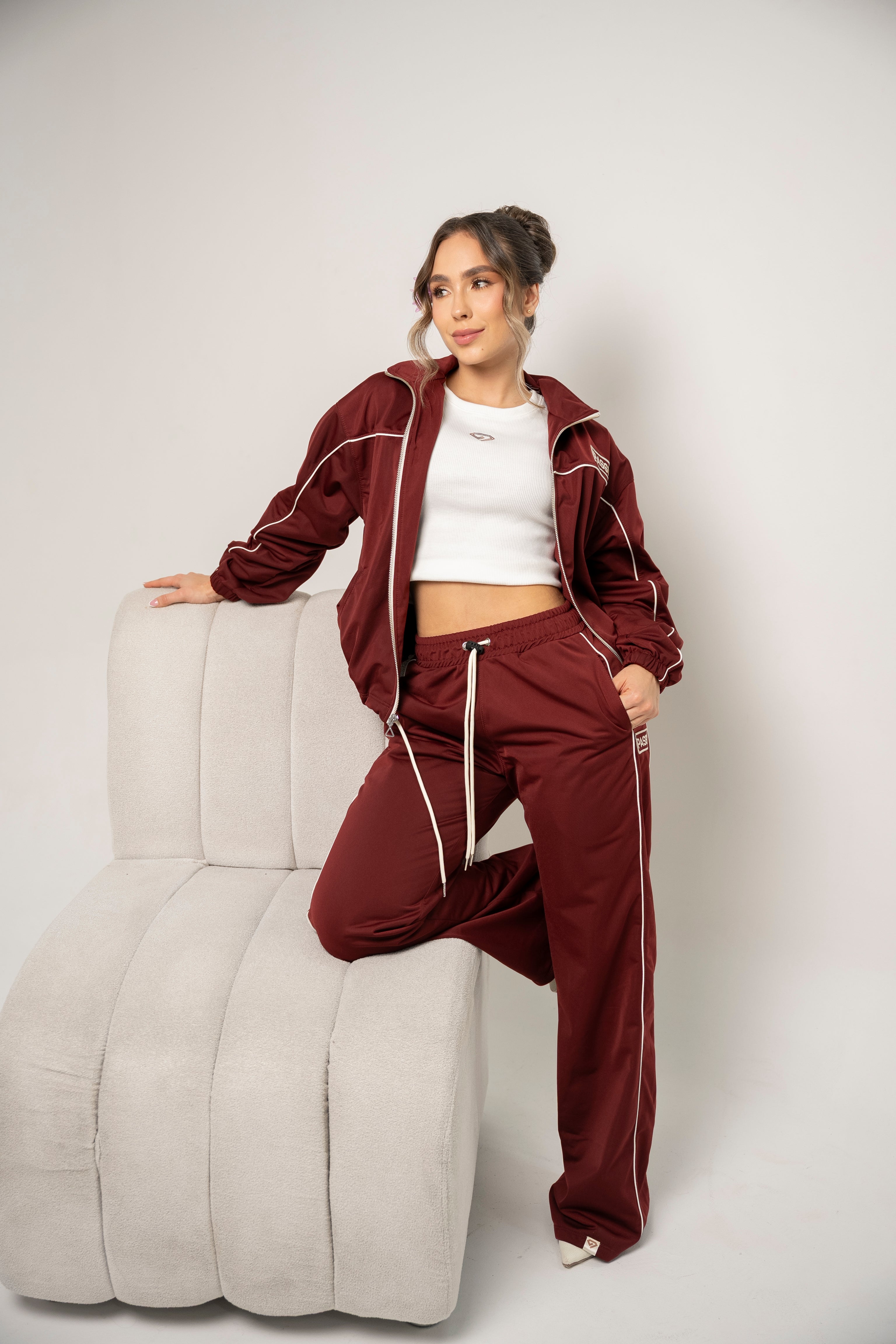 Chaqueta Con Cierre Color Vinotinto