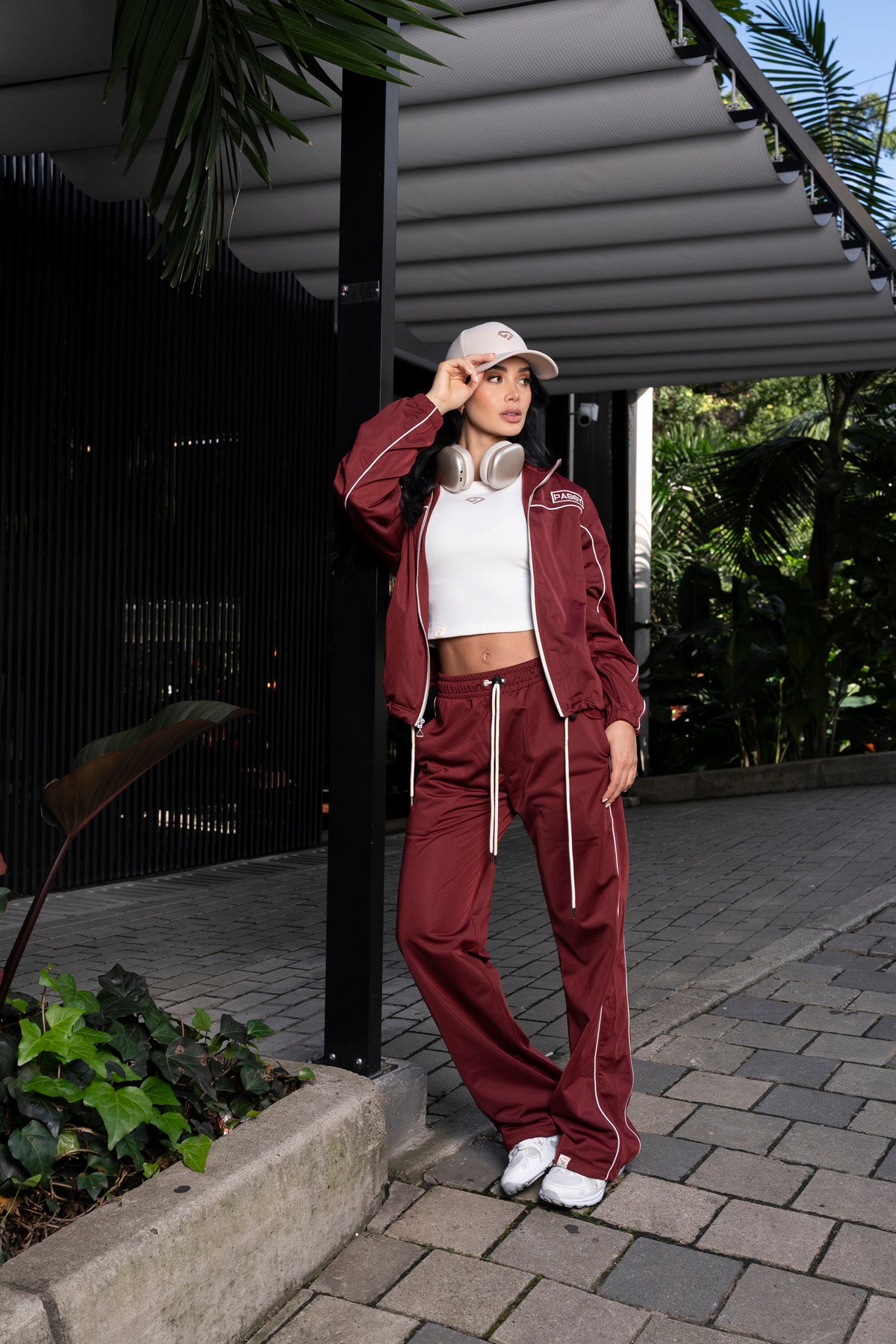 Set De Chaqueta y Sudadera Bota Recta Para Mujer Color Vinotinto