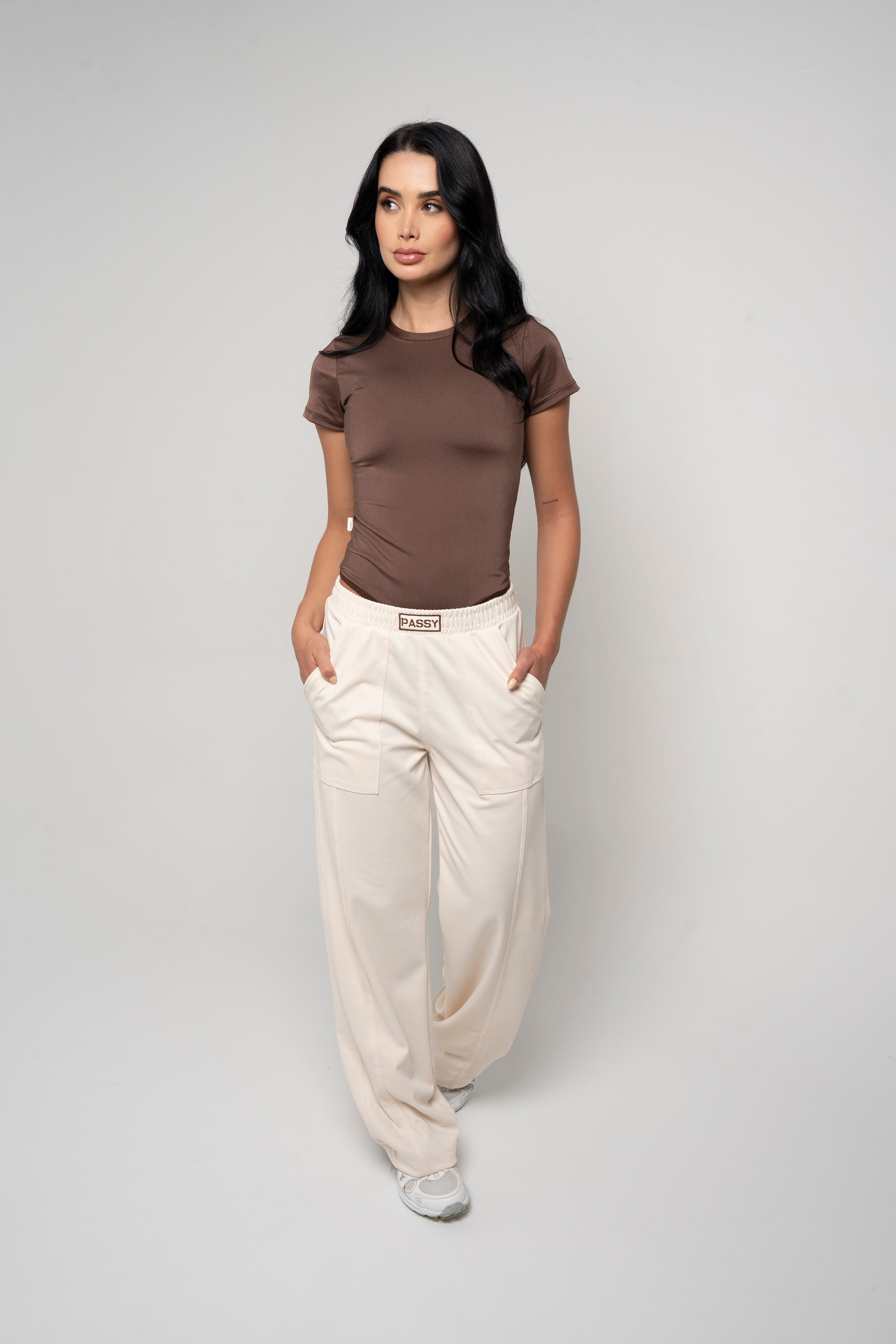 Set Italia De Body Café y Sudadera Bota Recta Marfil