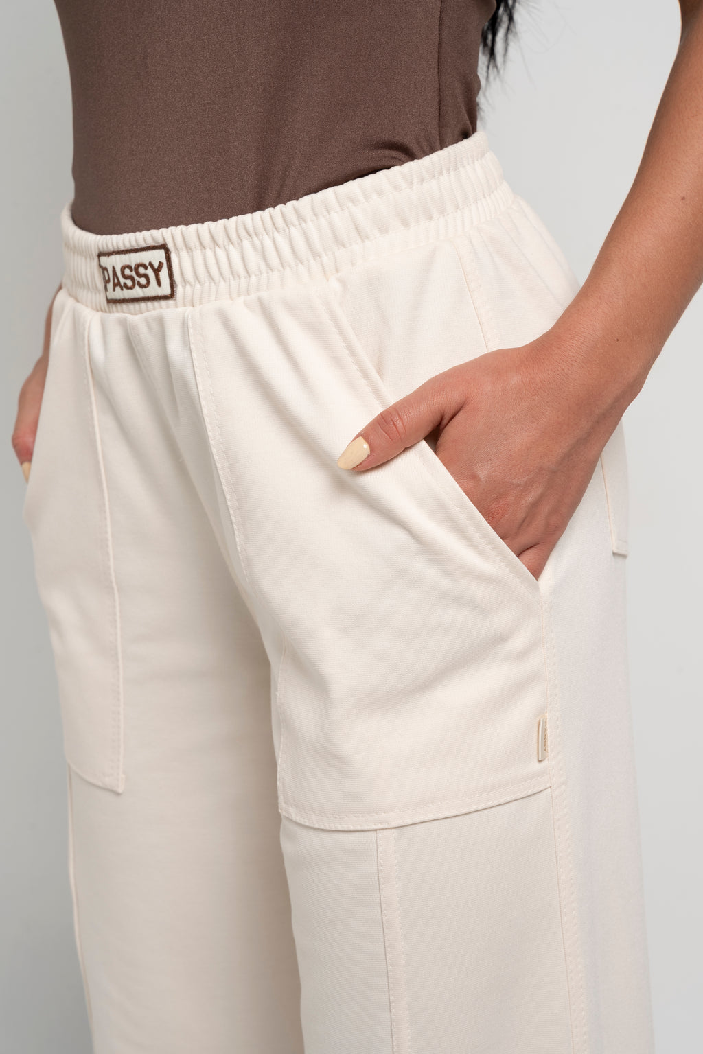 Set Italia De Body Café y Sudadera Bota Recta Marfil