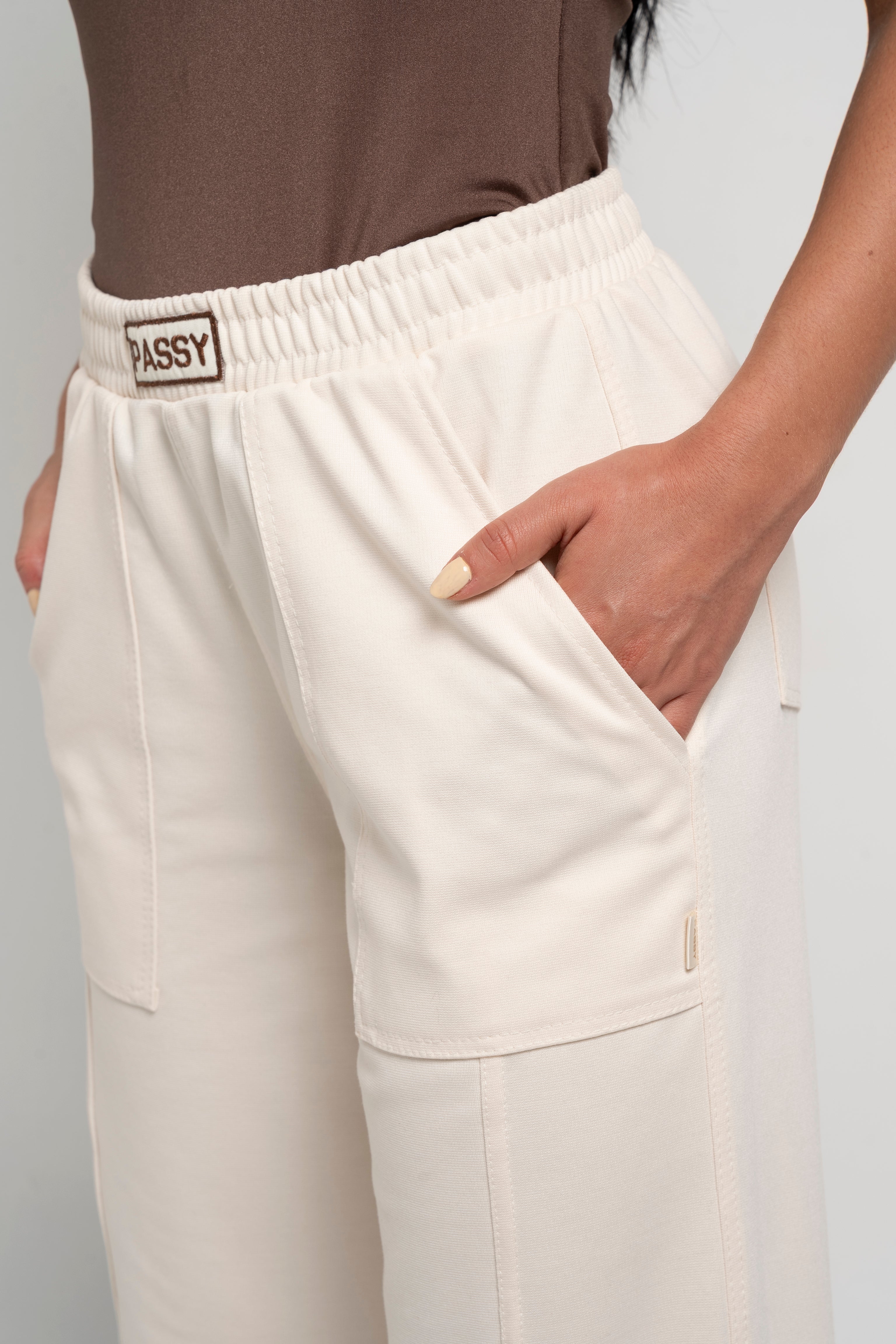 Set Italia De Body Café y Sudadera Bota Recta Marfil