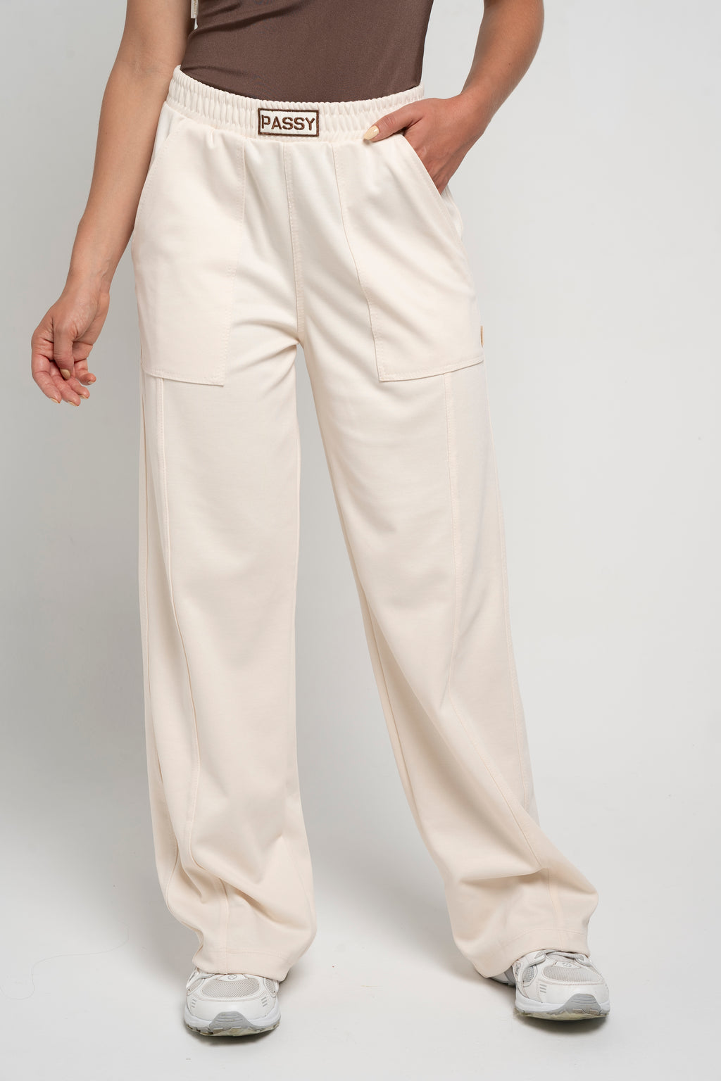 Set Italia De Body Café y Sudadera Bota Recta Marfil