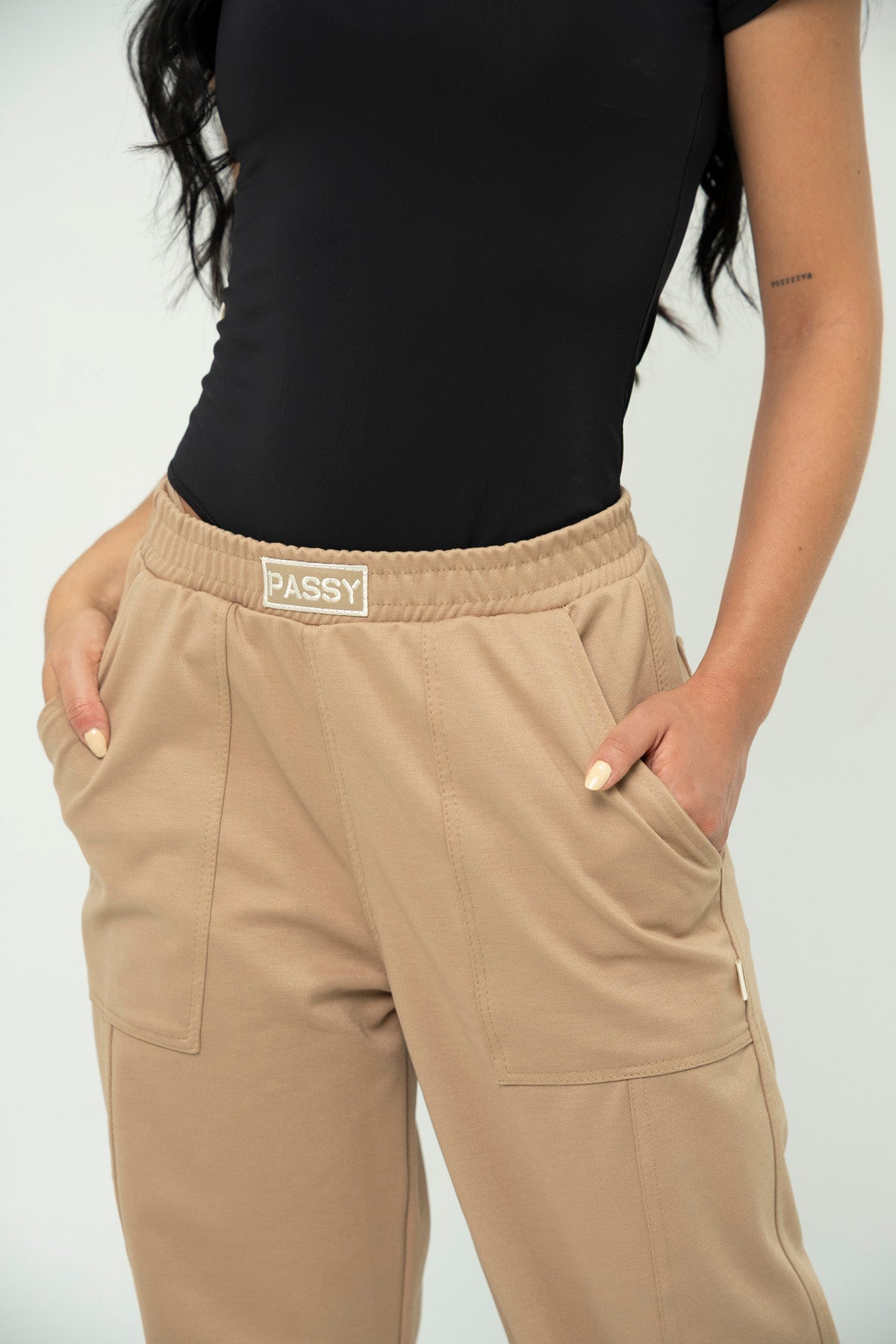 Set Suiza De Body Negro y Sudadera Bota Recta Dorada