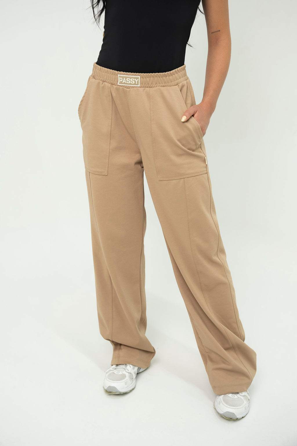 Set Suiza De Body Negro y Sudadera Bota Recta Dorada