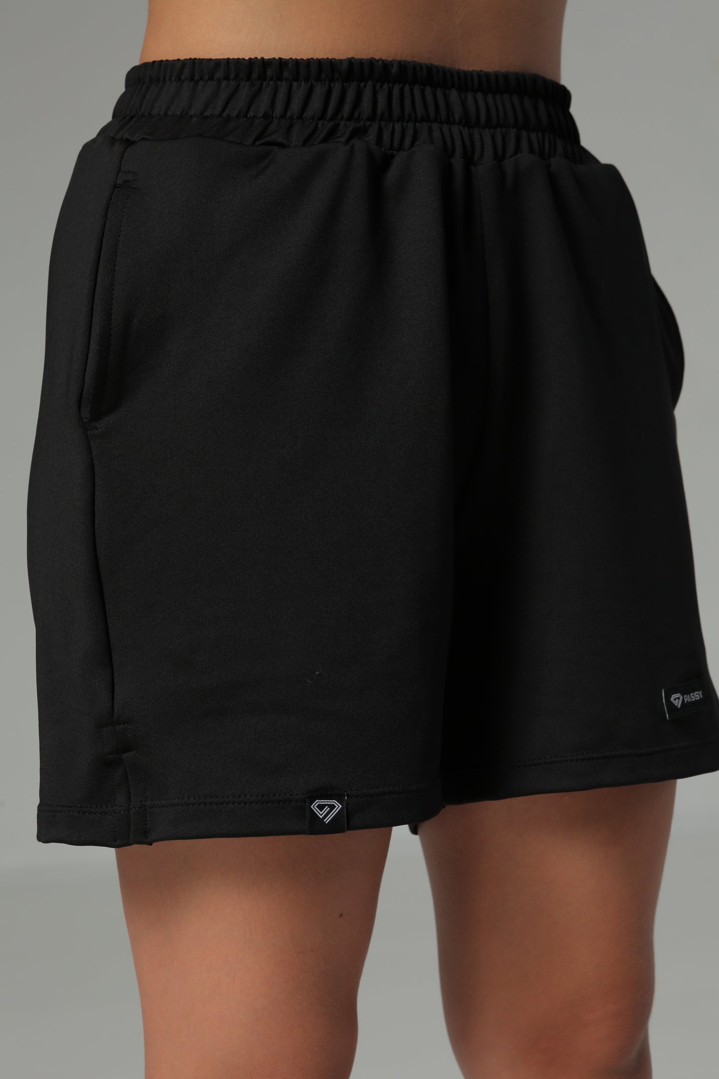 SET NEGRO PARA MUJER DE BUZO CON CIERRE Y SHORT OVERSIZE