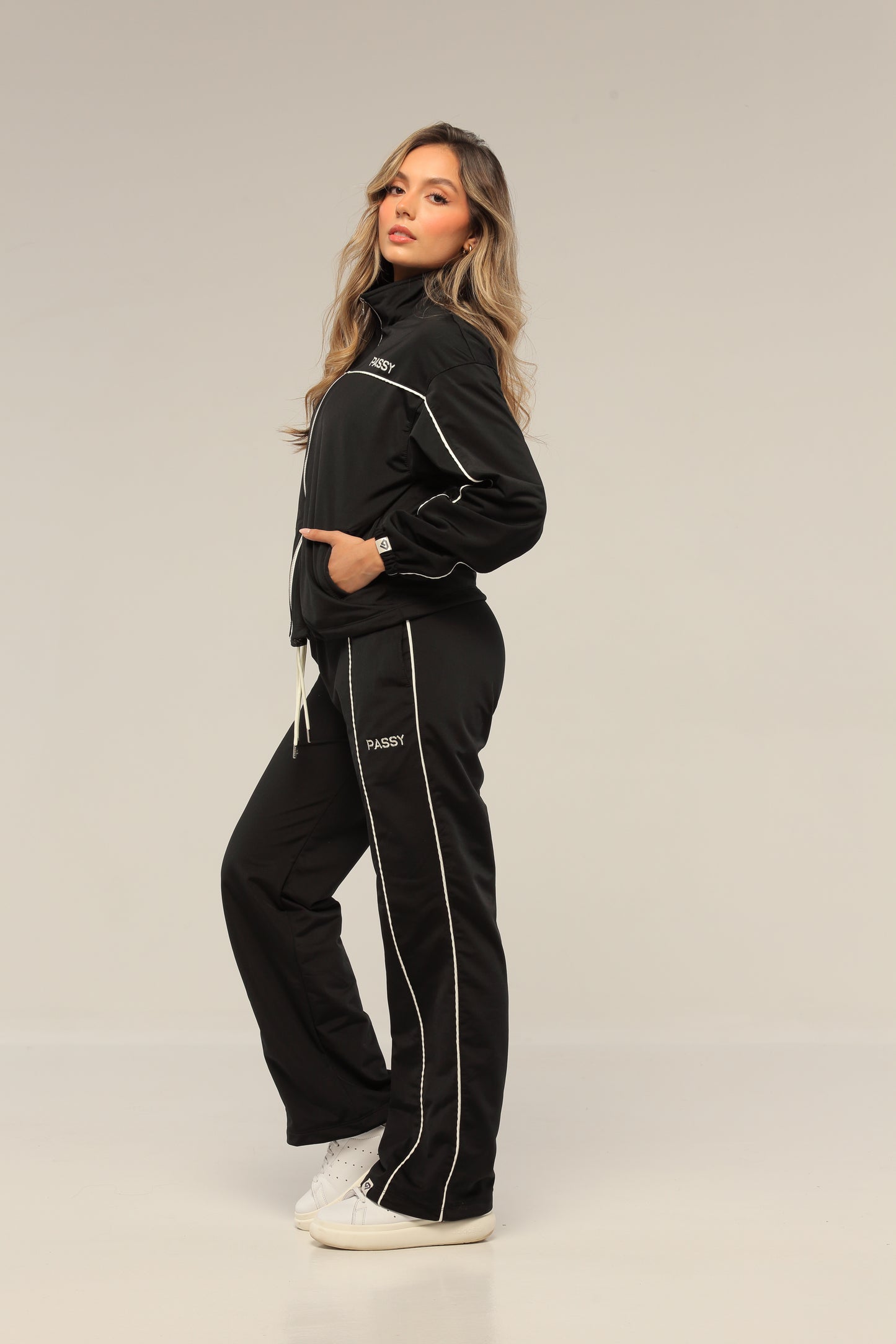 SET NEGRO PARA MUJER DE BUZO Y SUDADERA BOTA RECTA