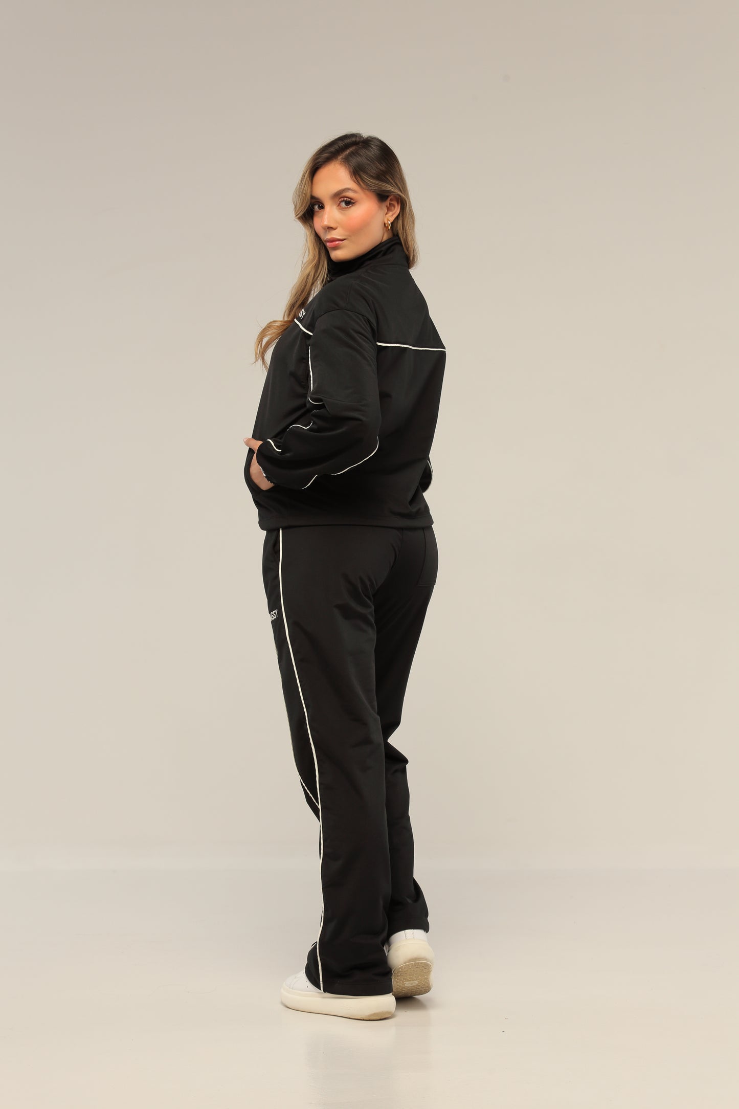 SET NEGRO PARA MUJER DE BUZO Y SUDADERA BOTA RECTA